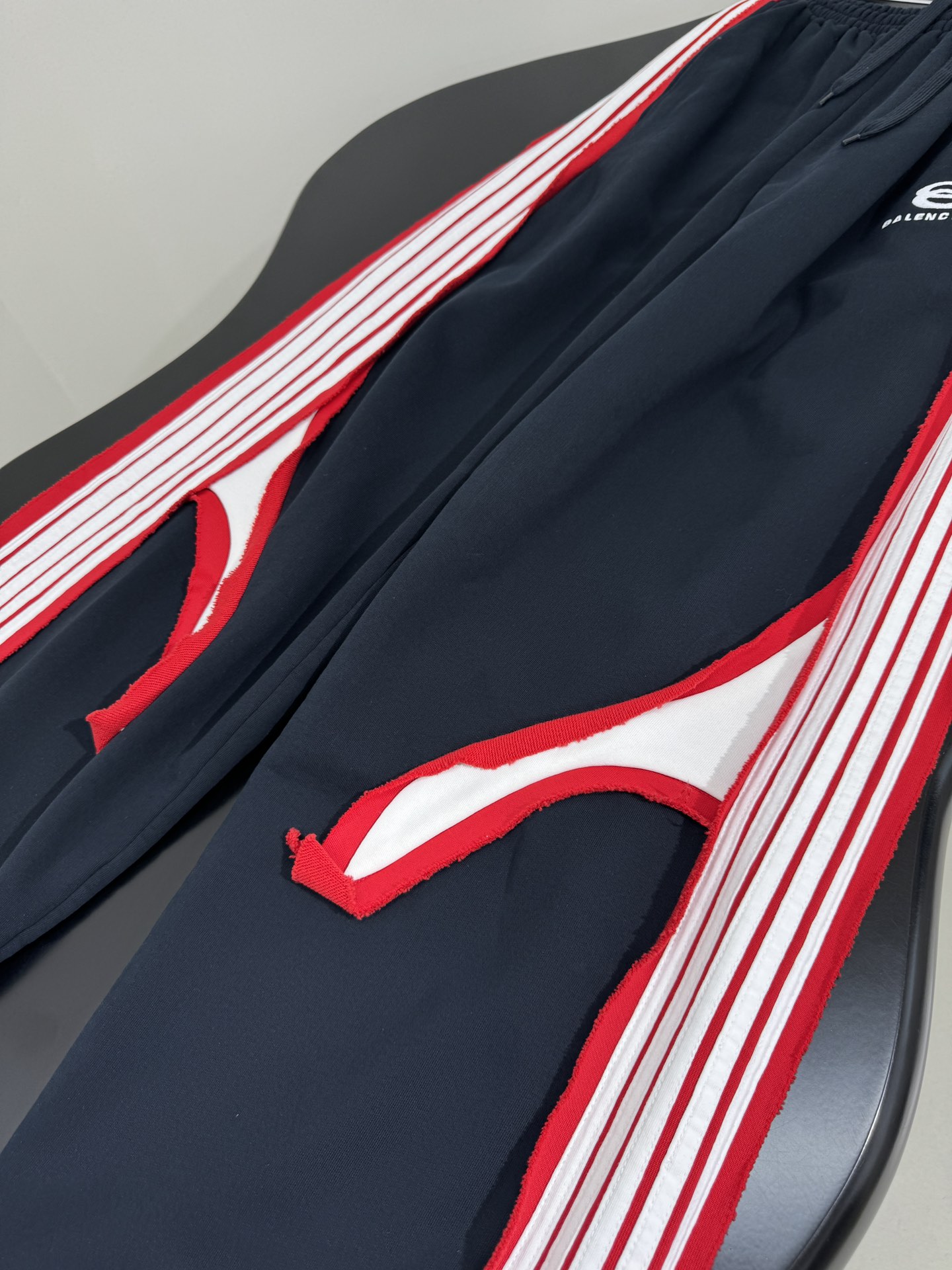 “Balenciaga Original Cut-Up Sports Pants for Women with Iconic Embroidery Details” - 图片 6