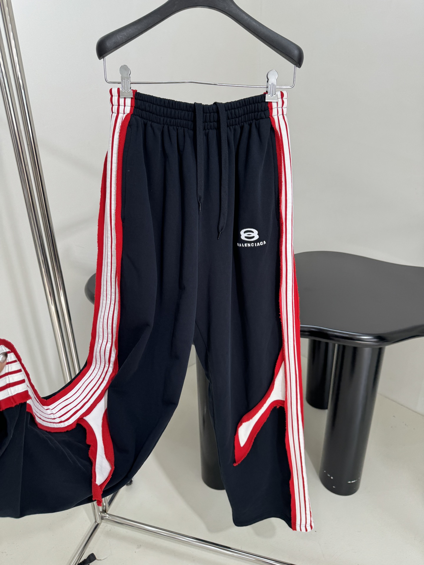 “Balenciaga Original Cut-Up Sports Pants for Women with Iconic Embroidery Details” - 图片 3