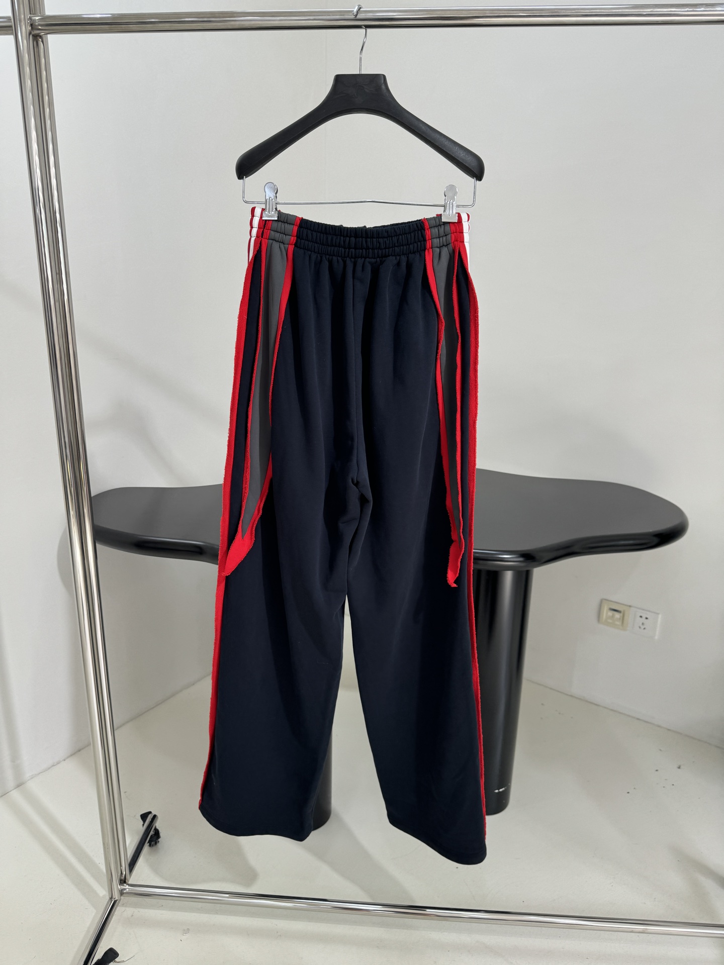 “Balenciaga Original Cut-Up Sports Pants for Women with Iconic Embroidery Details” - 图片 4