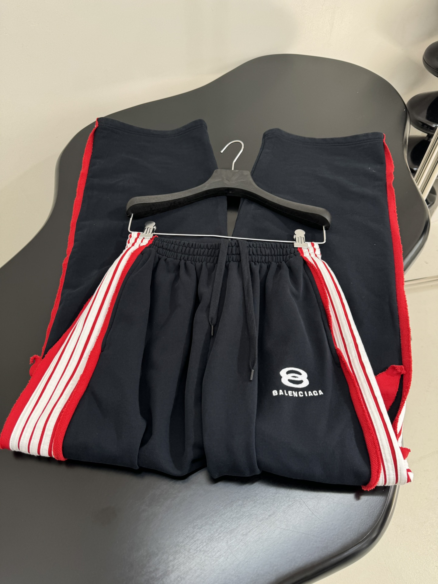 “Balenciaga Original Cut-Up Sports Pants for Women with Iconic Embroidery Details” - 图片 9