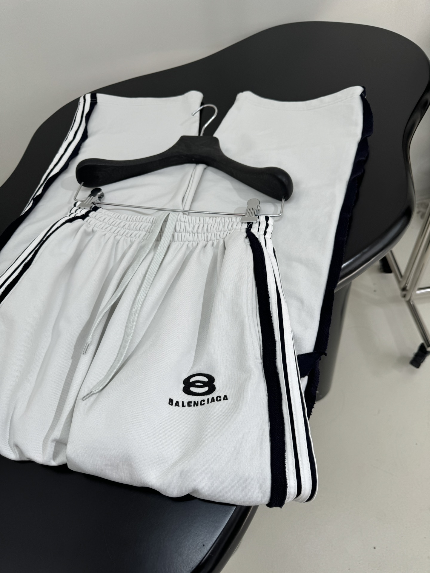 “Balenciaga Cut-Up Profile Sports Pants: Monochrome Female Suit with Unity Icon Art Embroidery” - 图片 9