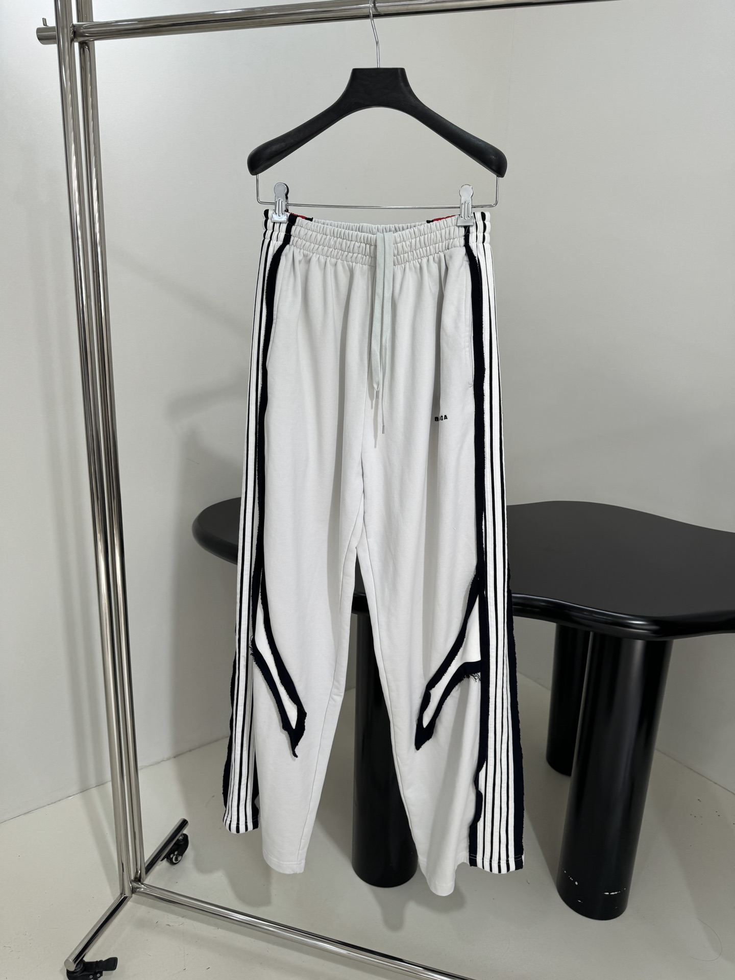“Balenciaga Cut-Up Profile Sports Pants: Monochrome Female Suit with Unity Icon Art Embroidery” - 图片 1