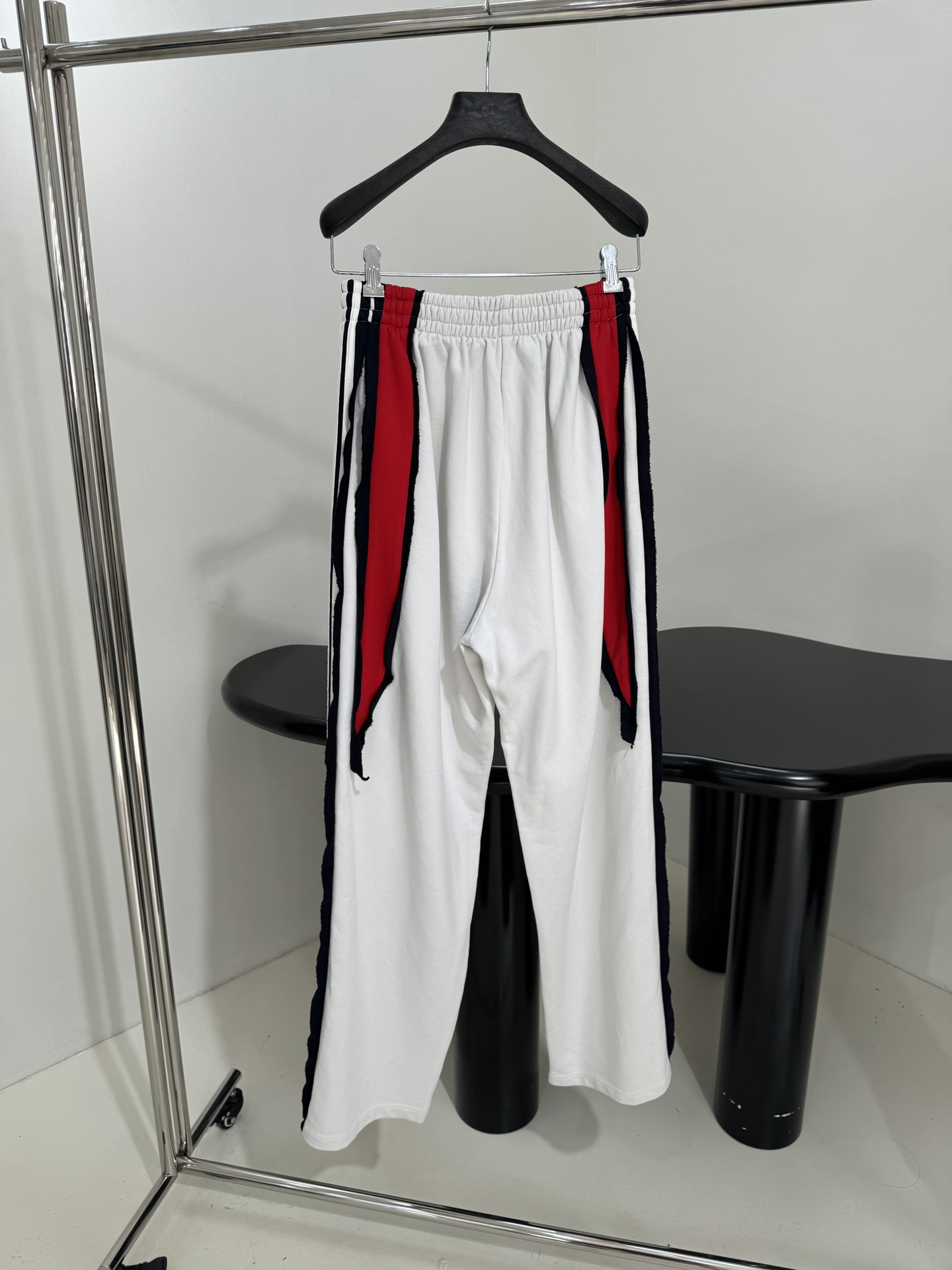 “Balenciaga Cut-Up Profile Sports Pants: Monochrome Female Suit with Unity Icon Art Embroidery” - 图片 3