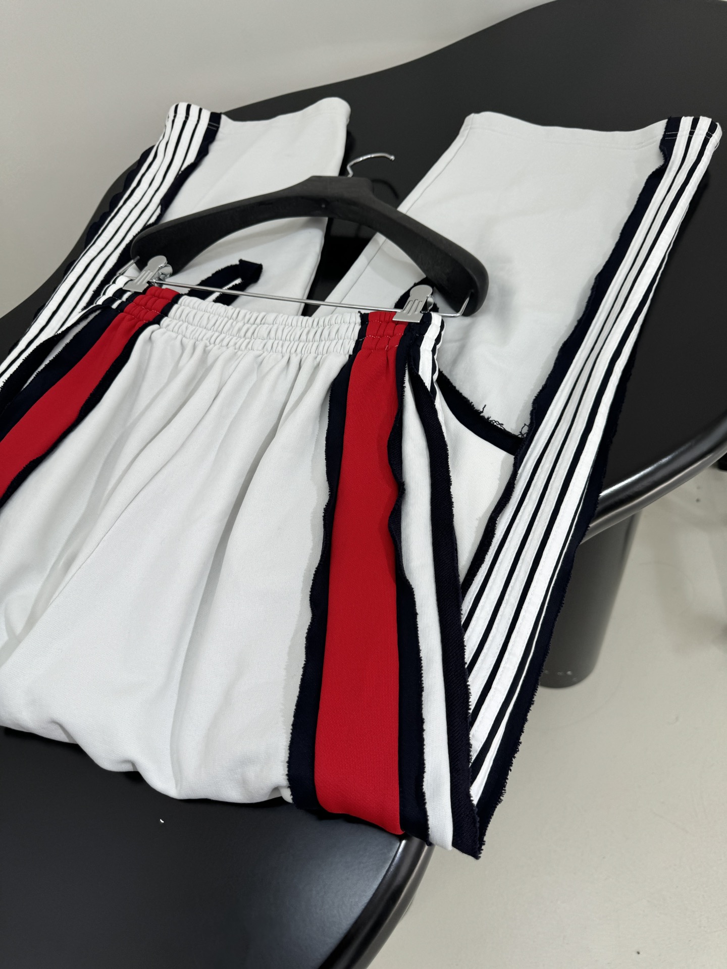 “Balenciaga Cut-Up Profile Sports Pants: Monochrome Female Suit with Unity Icon Art Embroidery” - 图片 8