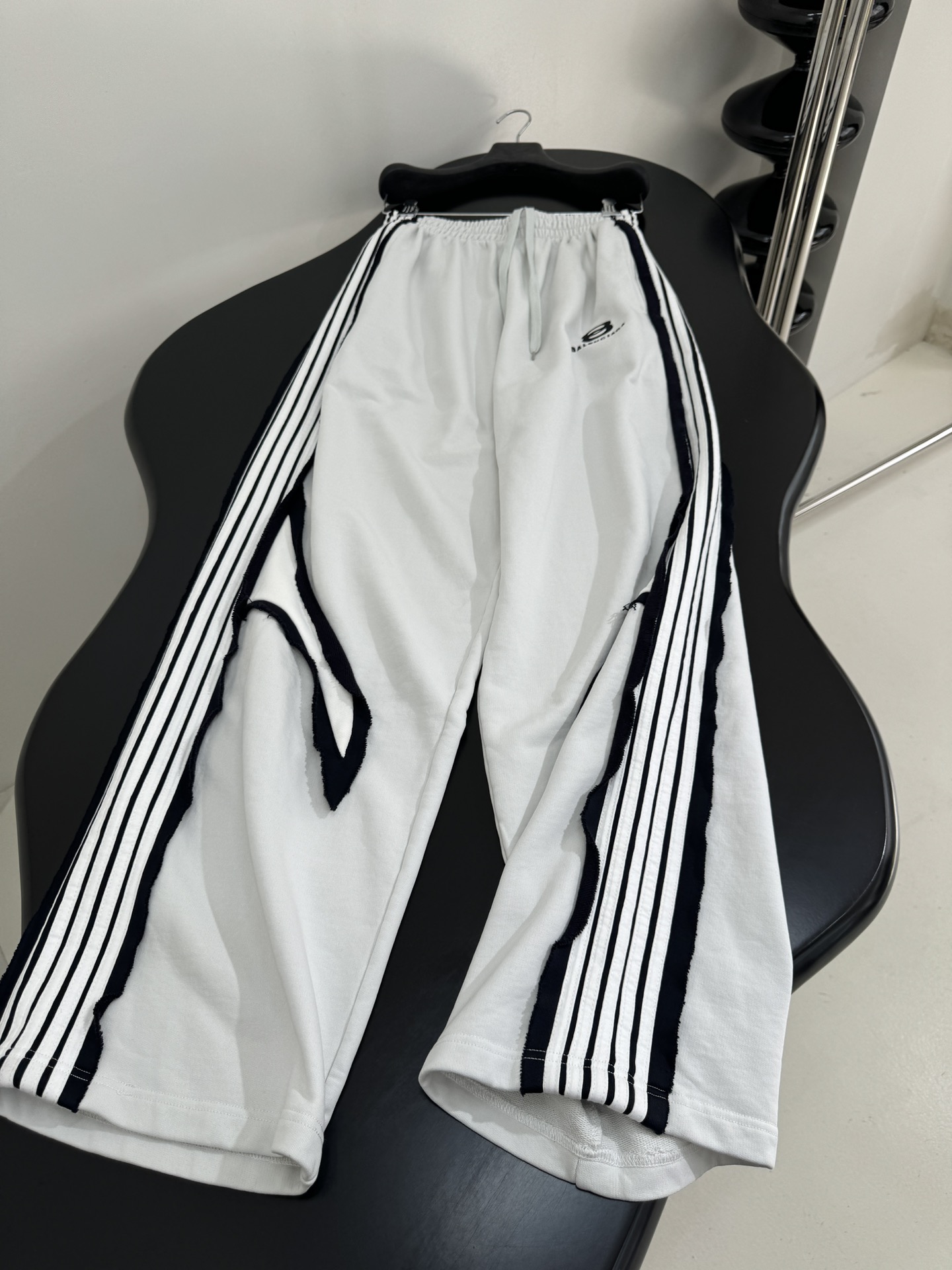 “Balenciaga Cut-Up Profile Sports Pants: Monochrome Female Suit with Unity Icon Art Embroidery” - 图片 5