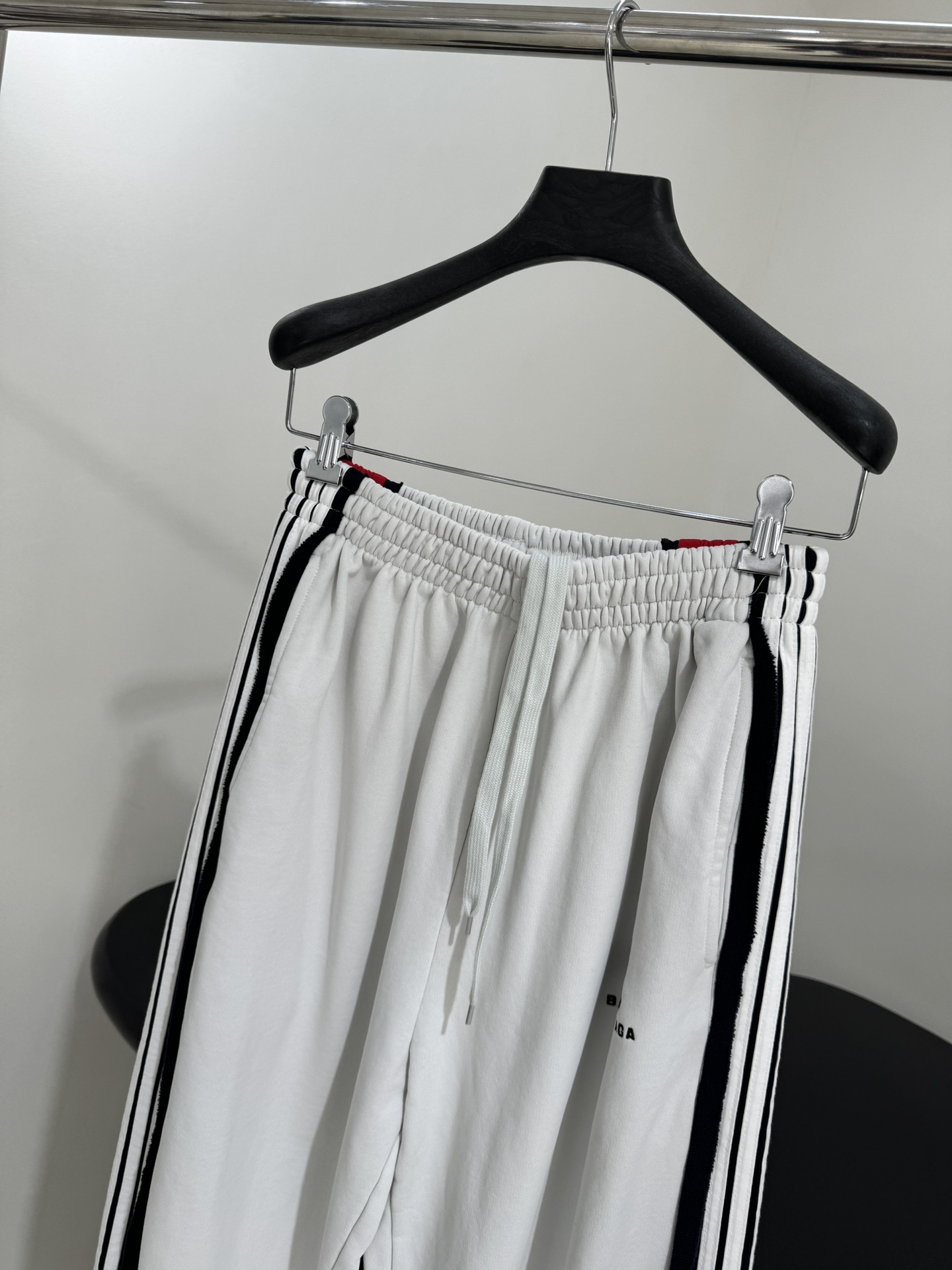 “Balenciaga Cut-Up Profile Sports Pants: Monochrome Female Suit with Unity Icon Art Embroidery” - 图片 2