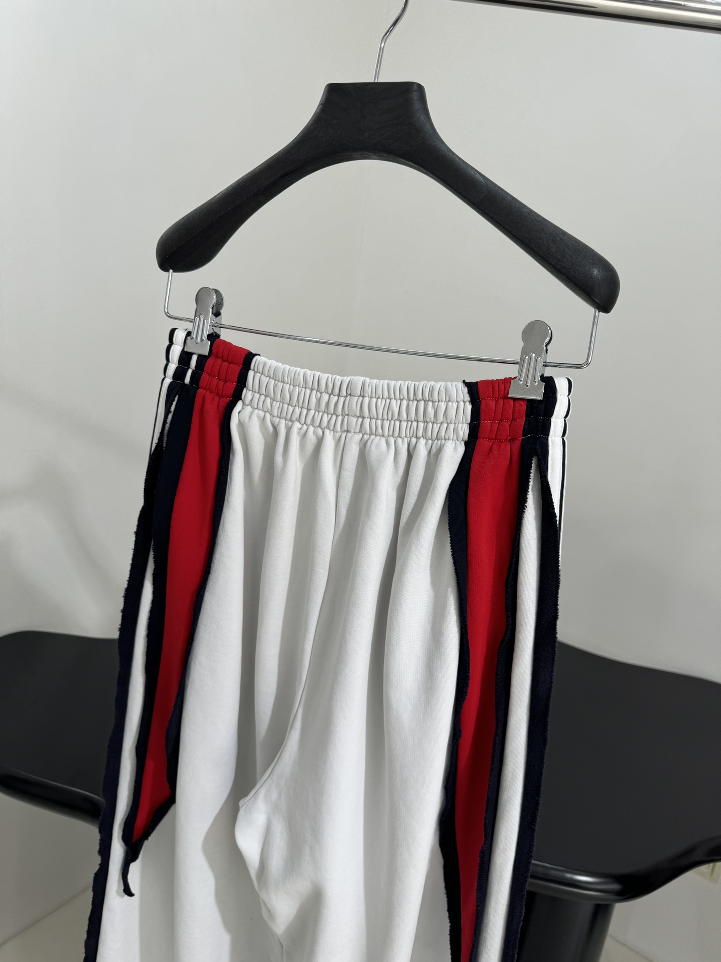 “Balenciaga Cut-Up Profile Sports Pants: Monochrome Female Suit with Unity Icon Art Embroidery” - 图片 4