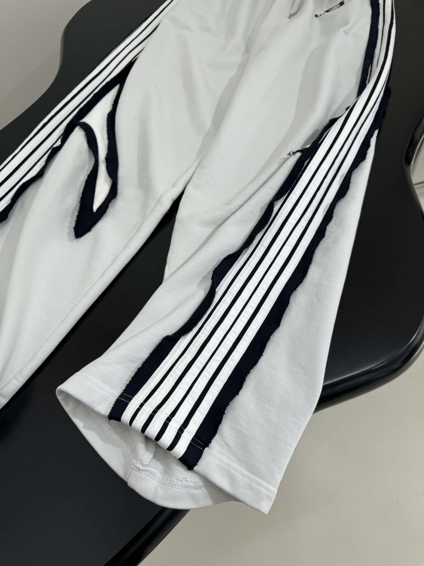 “Balenciaga Cut-Up Profile Sports Pants: Monochrome Female Suit with Unity Icon Art Embroidery” - 图片 6