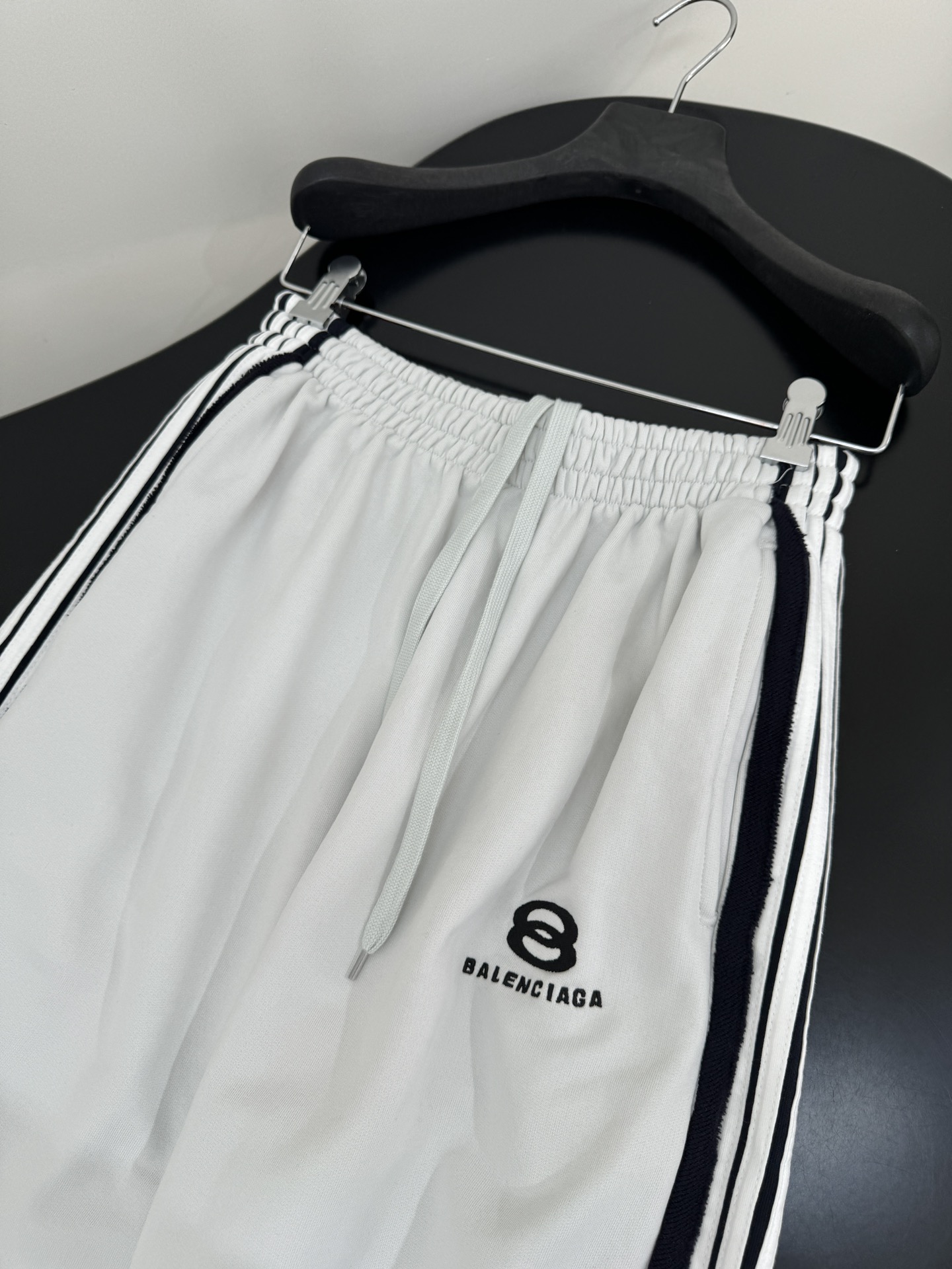 “Balenciaga Cut-Up Profile Sports Pants: Monochrome Female Suit with Unity Icon Art Embroidery” - 图片 7