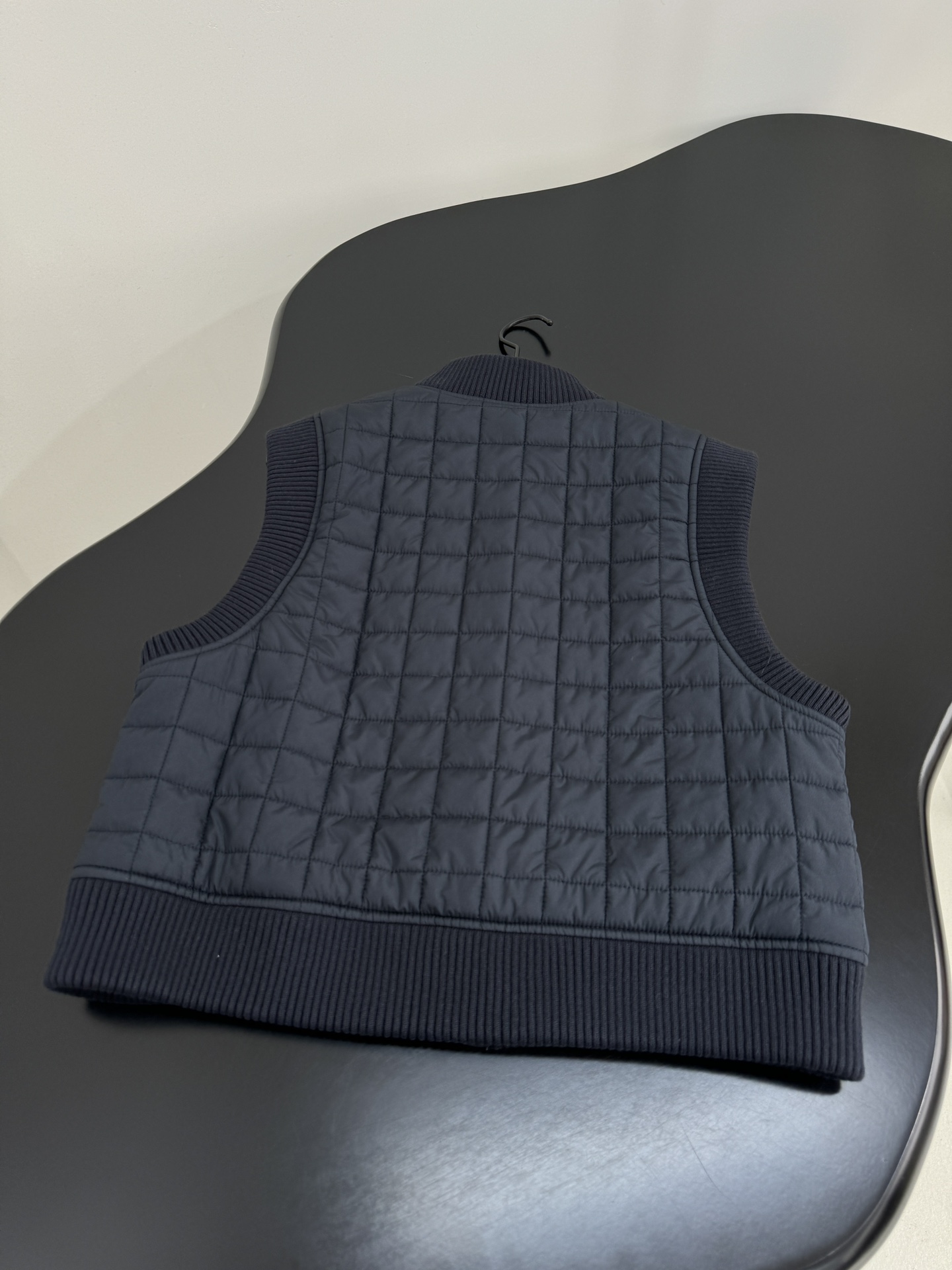Stylish Quilted Vest with Ribbed Trim, Perfect for Layering 8 i1756725038 1335 5