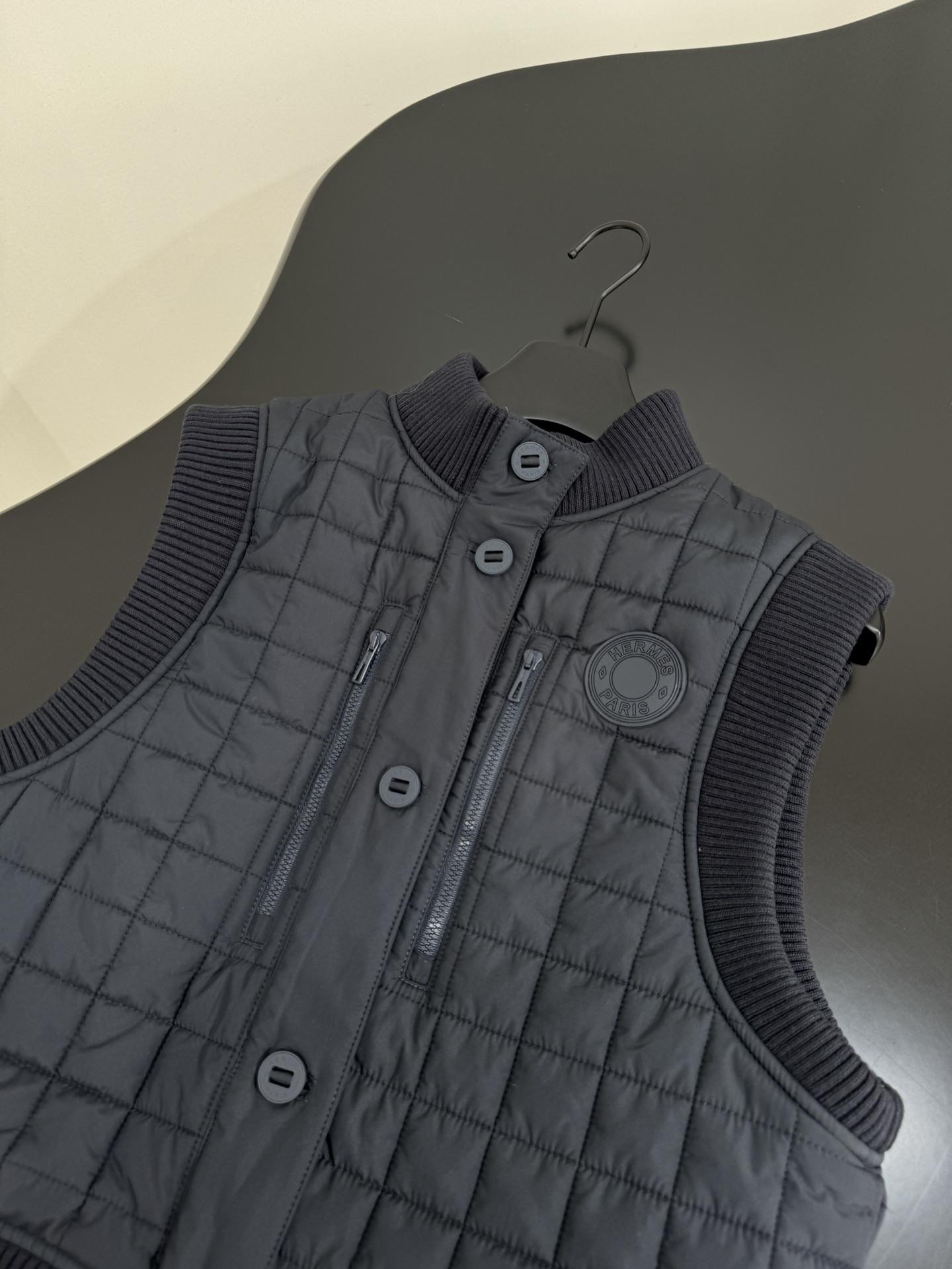 Stylish Quilted Vest with Ribbed Trim, Perfect for Layering 6 i1756725038 2668 0