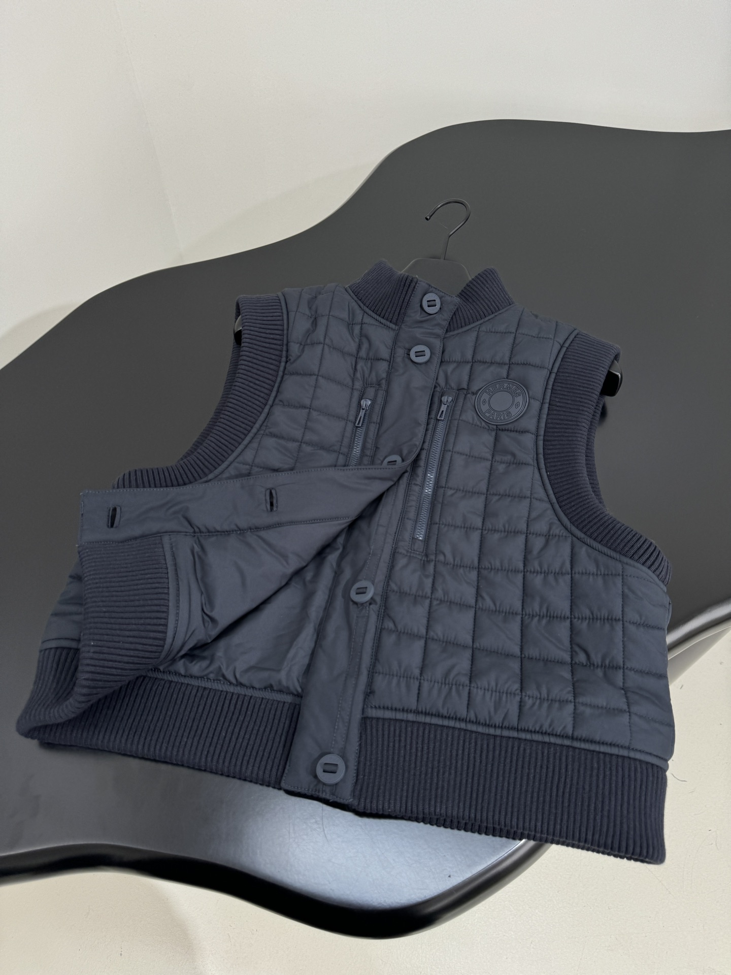 Stylish Quilted Vest with Ribbed Trim, Perfect for Layering 7 i1756725038 6562 7