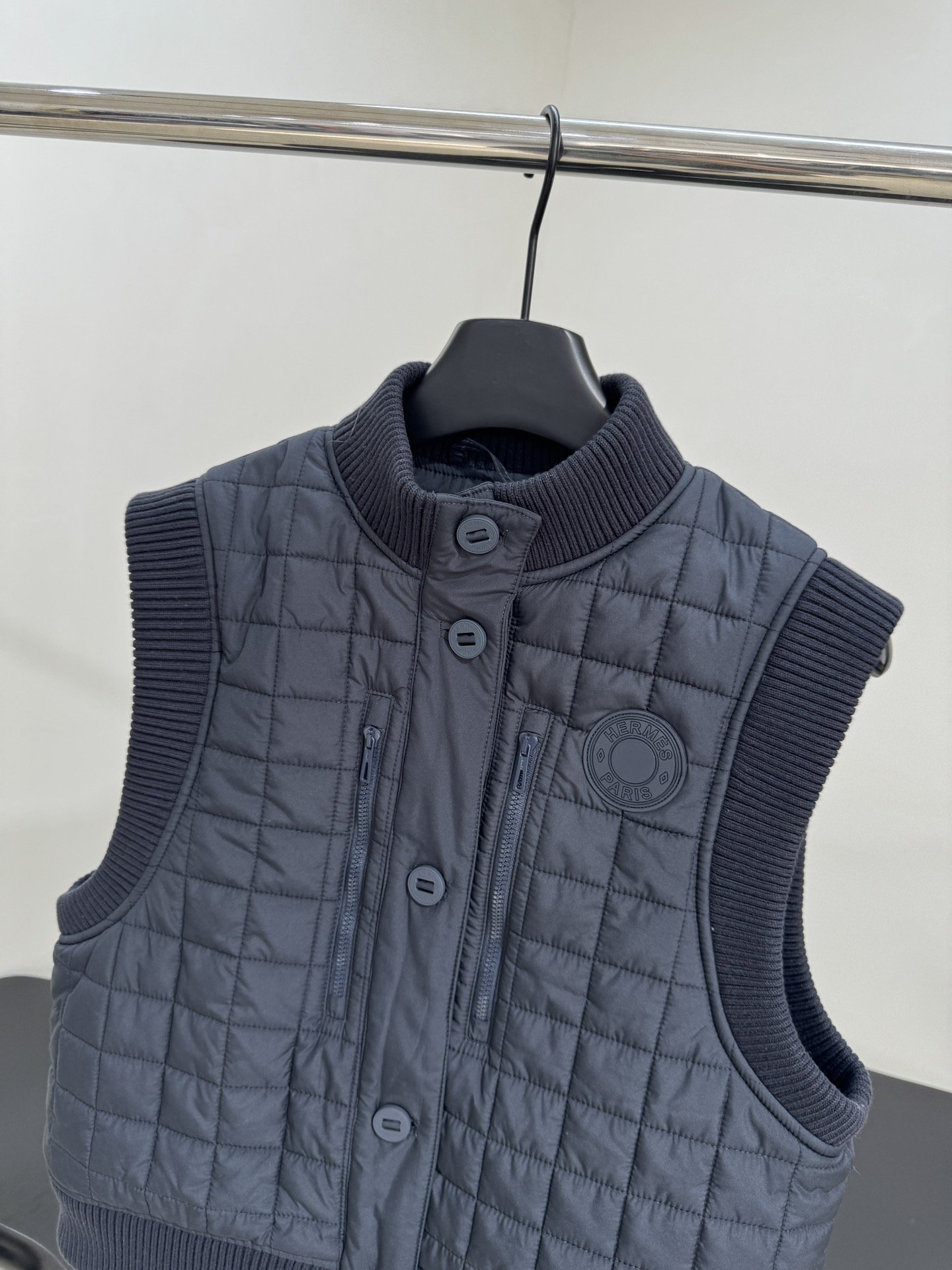 Stylish Quilted Vest with Ribbed Trim, Perfect for Layering 3 i1756725038 8452 3
