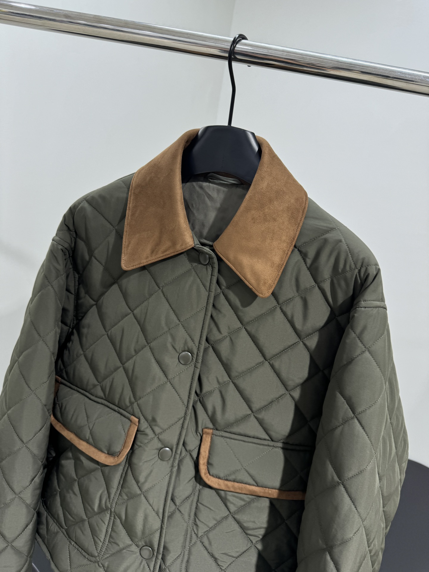 Quilted Tech Pongee Short Jacket with Embroidered Logo - Military Green 3 i1756803373 5012 4
