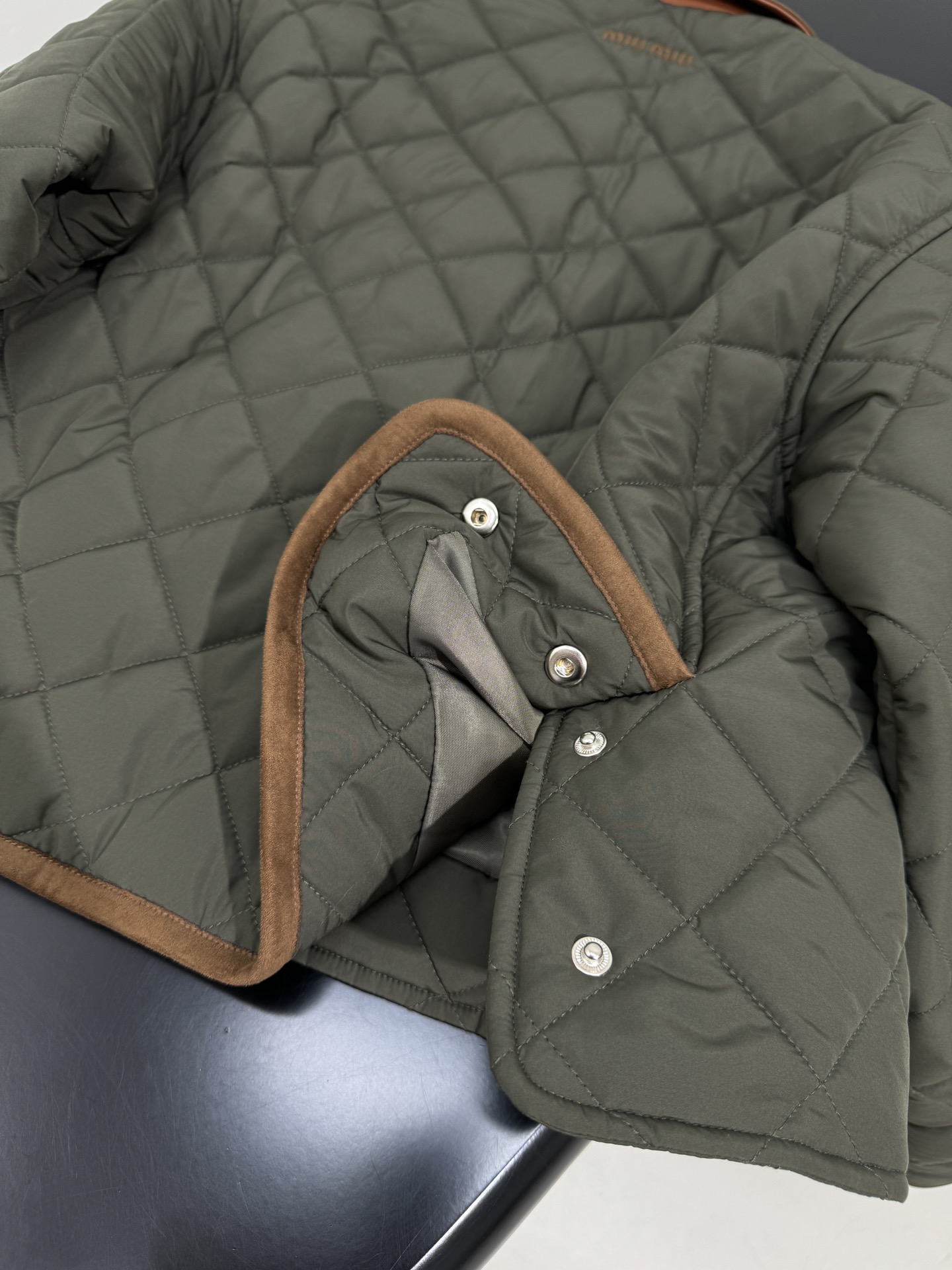 Quilted Tech Pongee Short Jacket with Embroidered Logo - Military Green 10 i1756803373 615 8