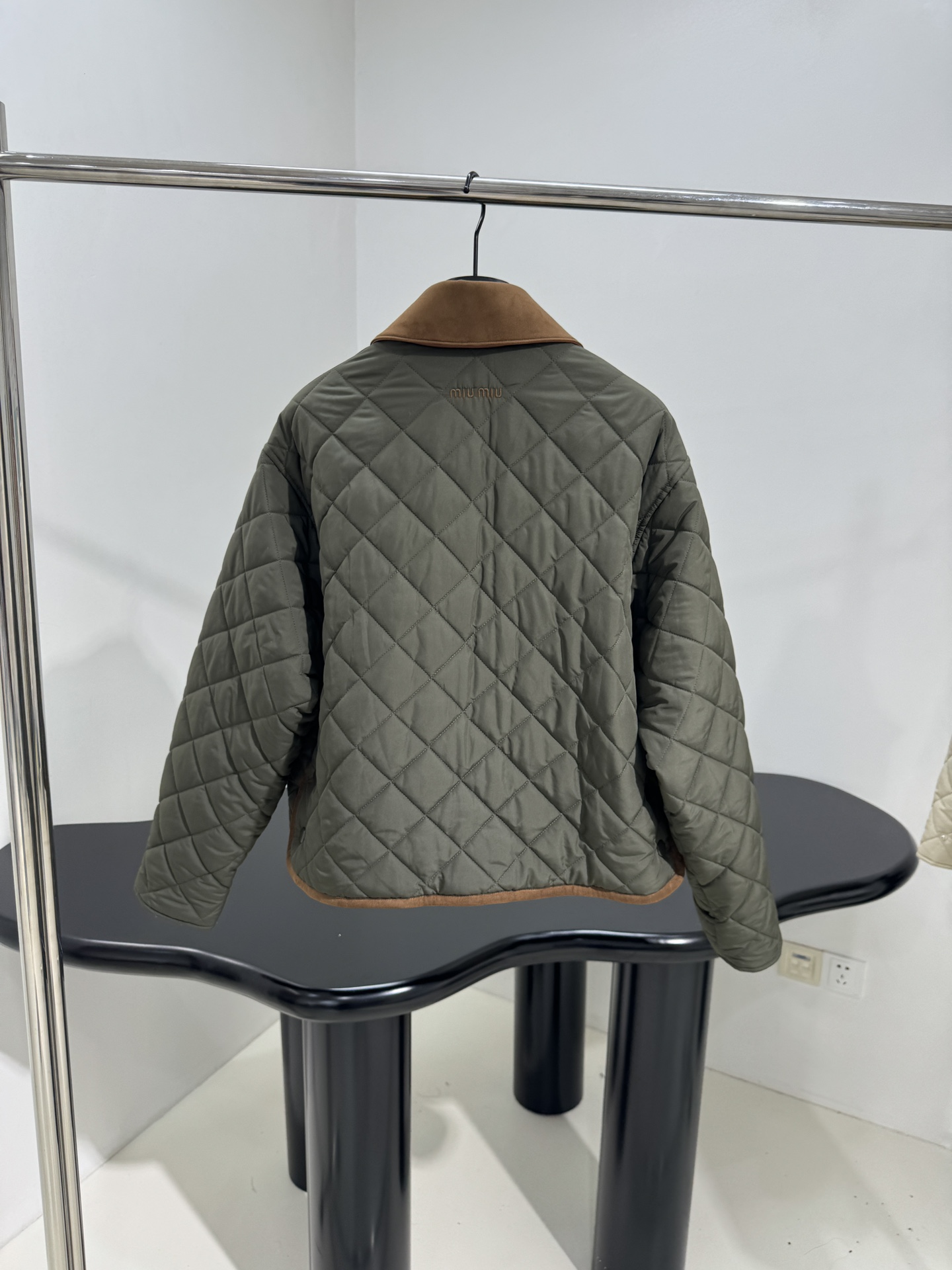 Quilted Tech Pongee Short Jacket with Embroidered Logo - Military Green 4 i1756803373 8287 1