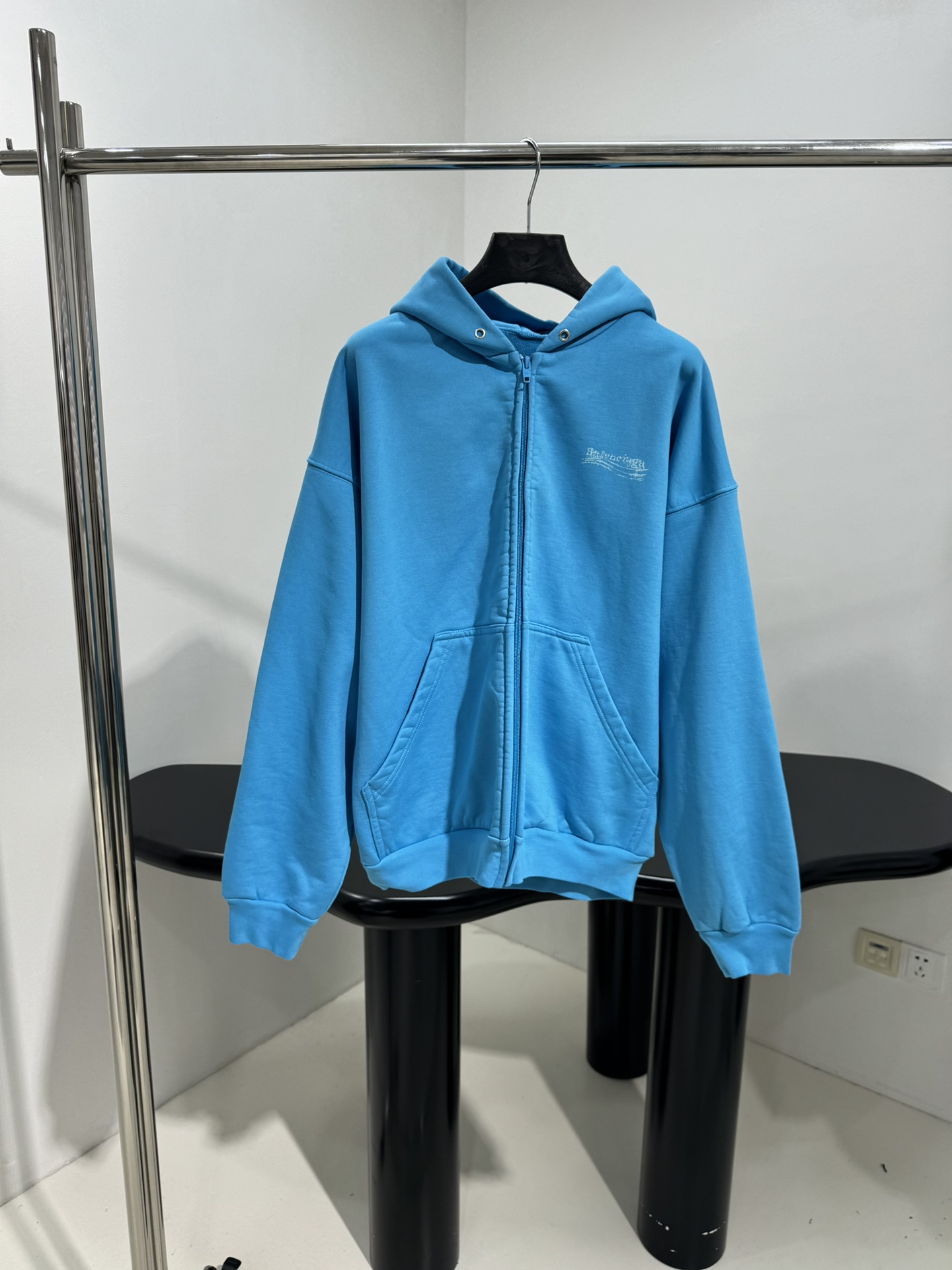 NO:638152,*New arrival POLITICAL STENCIL medium fit zippered jacket. Customized blue jersey fabric. Medium fit. Political stencil logo tie-dye print on the front. Dirty distressed effect. Loose fit. Unisex. Blue, Balenciaga-clothing, balenciaga, jackets & coats, alexander wang19860909*新品POLITICAL STENCIL中号版型拉链外套 定制蓝色平纹针织面料 中号版型剪裁 正面饰以political stencil标识扎染印花 做脏做旧效果 宽松版型 男女同款 蓝色,巴黎世家-服装,balenciaga,jackets & coats,alexander wang,Women's clothing