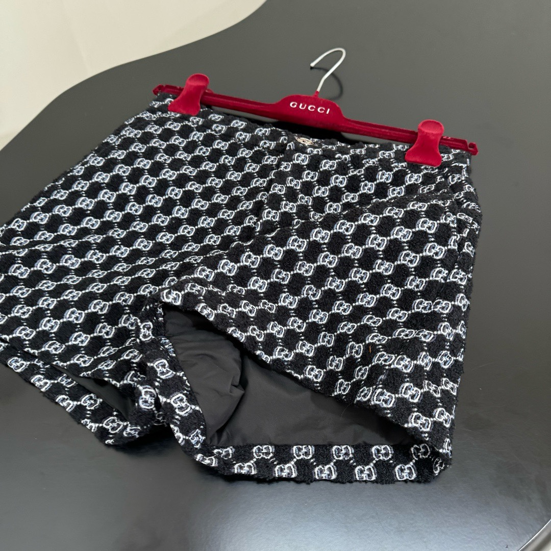 Gucci Shadow Knit Wool Jacquard Shorts - Angola Red & Black 8 i1760693597 13 5
