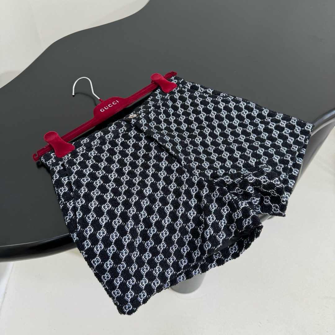 Gucci Shadow Knit Wool Jacquard Shorts - Angola Red & Black 9 i1760693598 8260 7