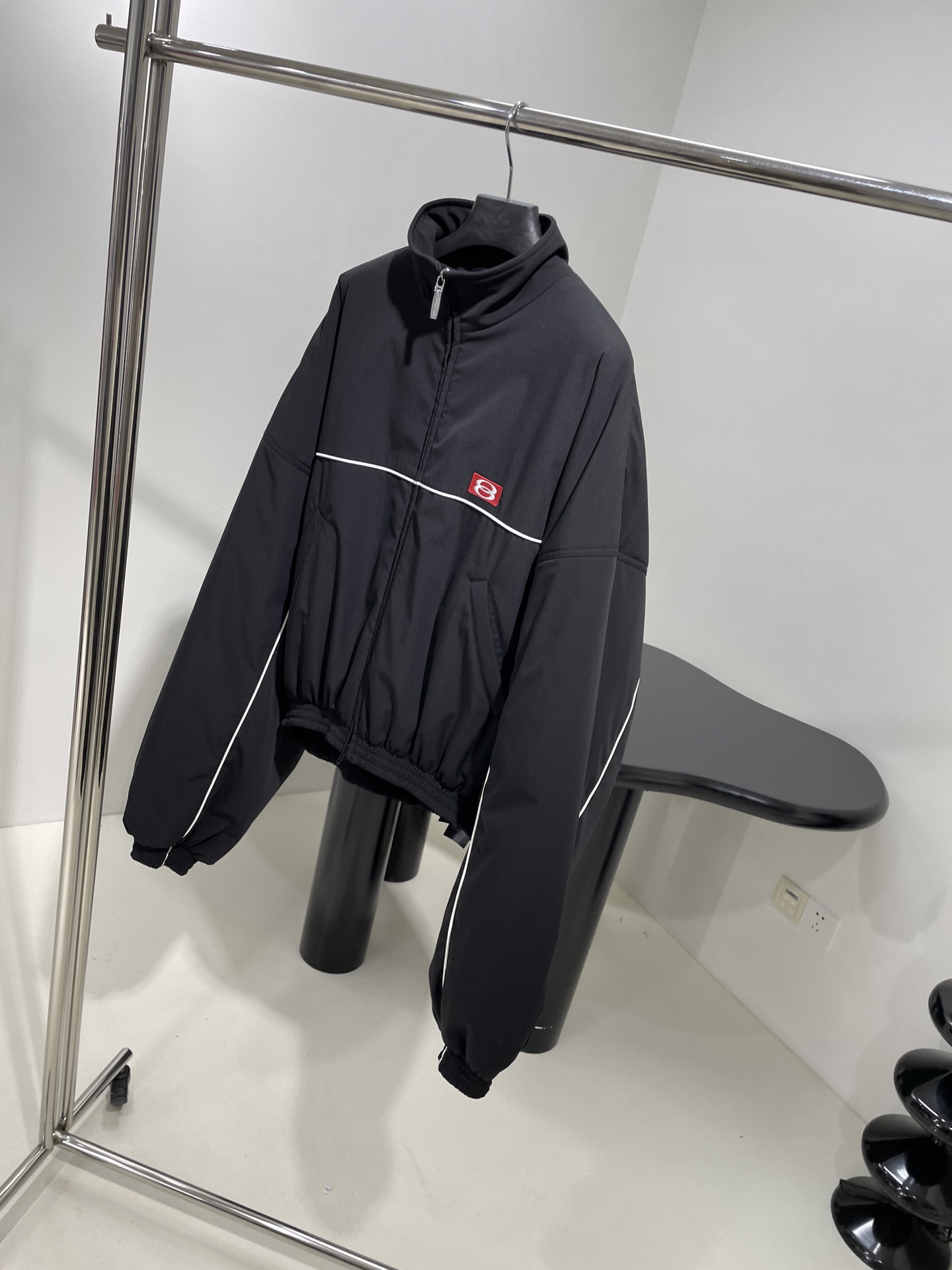 NO:638166,*New product UNITY SPORT quilted oversized zippered hooded sweatshirt. Retro jersey fabric, contrasting patchwork design. UNITY SPORT logo embroidery on the chest. Oversized version, large dropped shoulders. Ready-to-wear wash and full of laziness. Unisex style. Unisex. Black, Balenciaga-clothing, balenciaga, hoodie, sweatshirts, hats, alexander wang19860909*新品UNITY SPORT绗棉大廓形拉链连帽卫衣棉服 复古平纹针织面料,拼接撞色设计 胸部饰以UNITY SPORT标识刺绣 大廓形版型,大落肩设计 成衣洗水慵懒感十足 中性款型 男女同款 黑,巴黎世家-服装,balenciaga,hoodie,sweatshirts,hats,alexander wang,Women's clothing