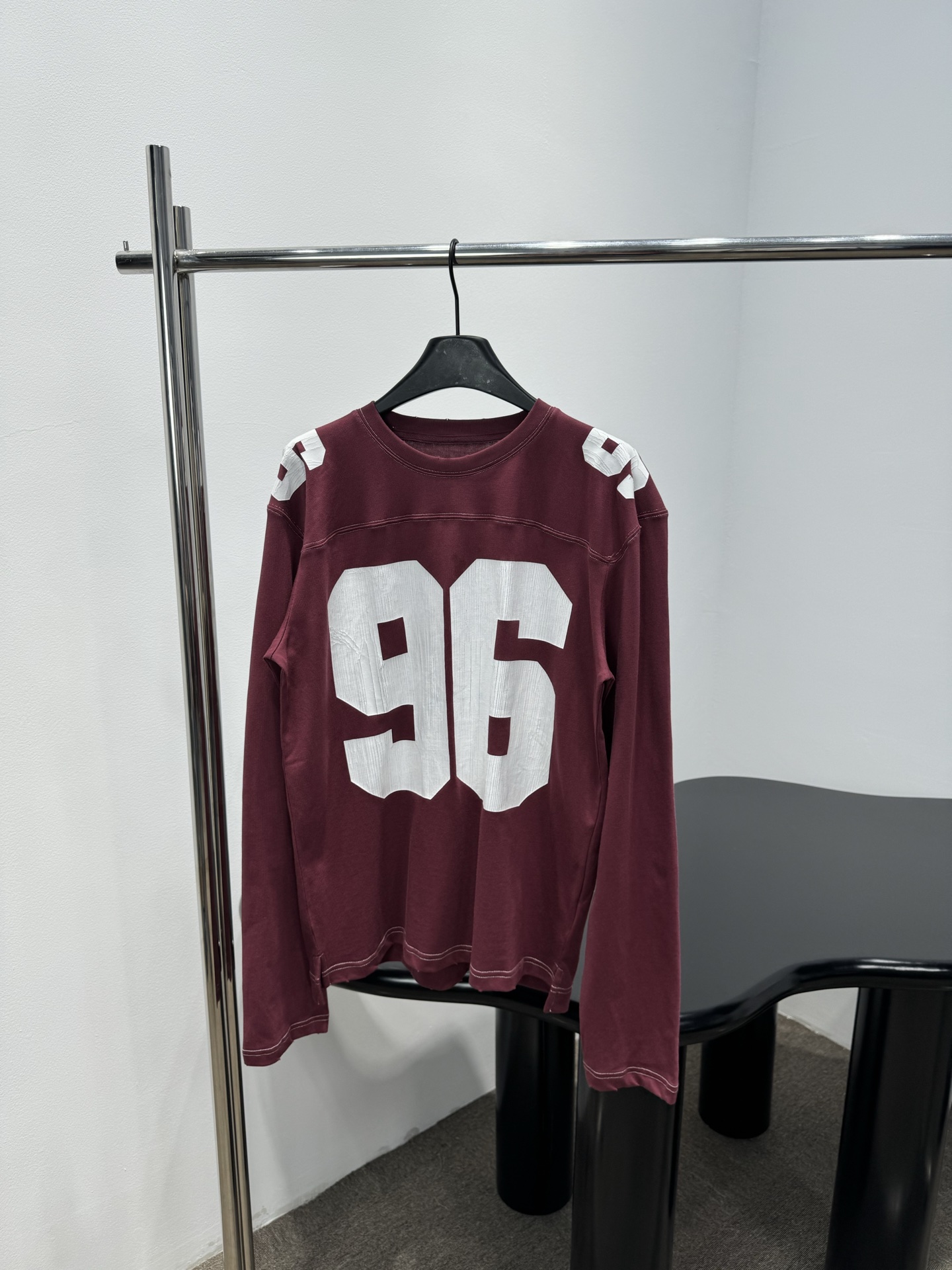 NO:840796,*26 New arrival 1996 logo sports long-sleeved T-shirt. Faded red cotton knitted plain fabric. 96 number printed on the front, back and shoulders. Brand logo embroidery on the back. Elbow patch. Retro distressed design. Round neckline. Dropped shoulders. Retro sports style. Unisex style. Recommended to buy. Faded red SML, tees, t-shirt,19860909*26新品1996徽标运动长袖T恤 褪红色棉质针织平纹面料 正面、背面及肩头饰以96数字印花 后背饰以品牌标识刺绣 肘部拼贴 复古做旧设计 圆领领口 落肩设计 复古运动风 男女同款 推荐入手 褪红色 SML,,tees，t-shirt,,Women's clothing