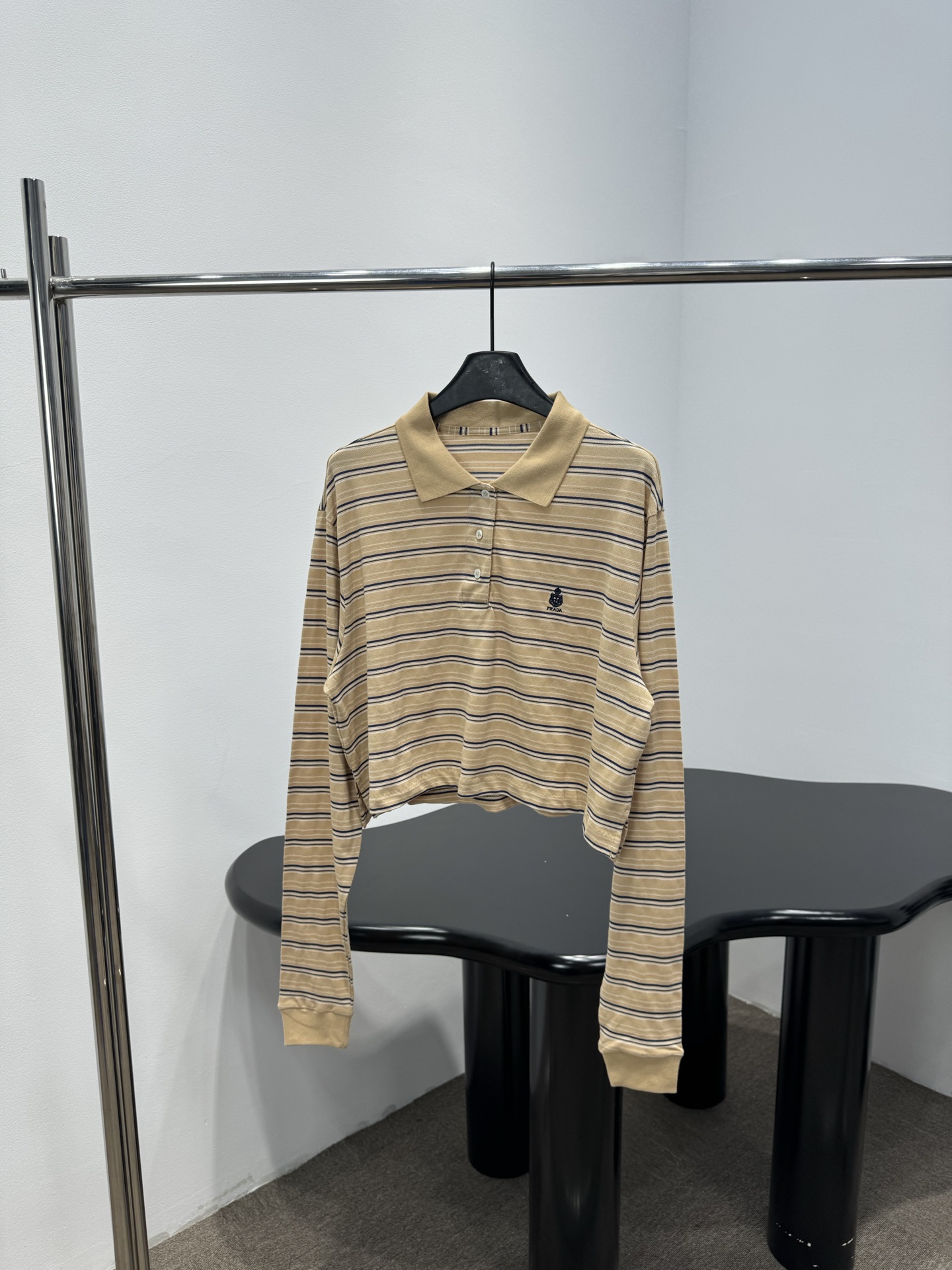 NO:856961,*26 new arrival piqué cotton short striped polo shirt. Camel piqué cotton fabric. Brand embroidered logo on the left chest. Button closure on the front. Long sleeves with rib knitted cuffs. Side slits. Polo neckline. Dropped shoulders. Loose stretch fit. Versatile. Camel colour,,19860909*26新品珠地棉短款条纹polo衫 驼色珠地棉面料 左胸饰品牌刺绣标识 前襟纽扣开合 长袖配罗纹针织袖口 侧边开叉 polo领口 落肩设计 宽松弹力版型 百搭所有 驼色,,,Women's clothing
