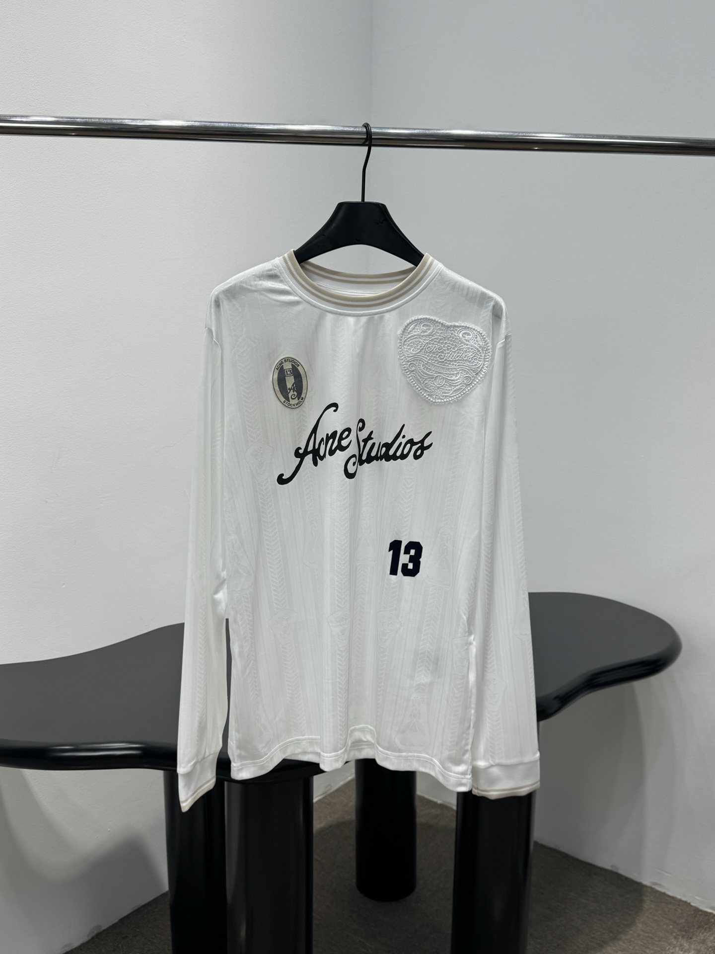 NO:843042,*26 New love lace logo color-blocked long-sleeved jersey T-shirt. White technical jersey fabric. Handwritten brand logo on the chest with digital printing. Exquisite love lace patch on the left chest. Brand logo patch on the back. Round neckline. Dropped shoulders. Loose fit. Retro sweet and cool style. Same style for men and women. Recommended to buy. White SML, tees, t-shirt,19860909*26新品爱心蕾丝徽标拼色长袖球衣T恤 白色科技球衣面料 胸前采用手写体品牌标识搭配数字印花 左胸饰有精致爱心蕾丝贴布 背面饰有品牌标识贴布 圆领领口 落肩设计 宽松版型 复古甜酷风 男女同款 推荐入手 白色 SML,,tees，t-shirt,,Women's clothing