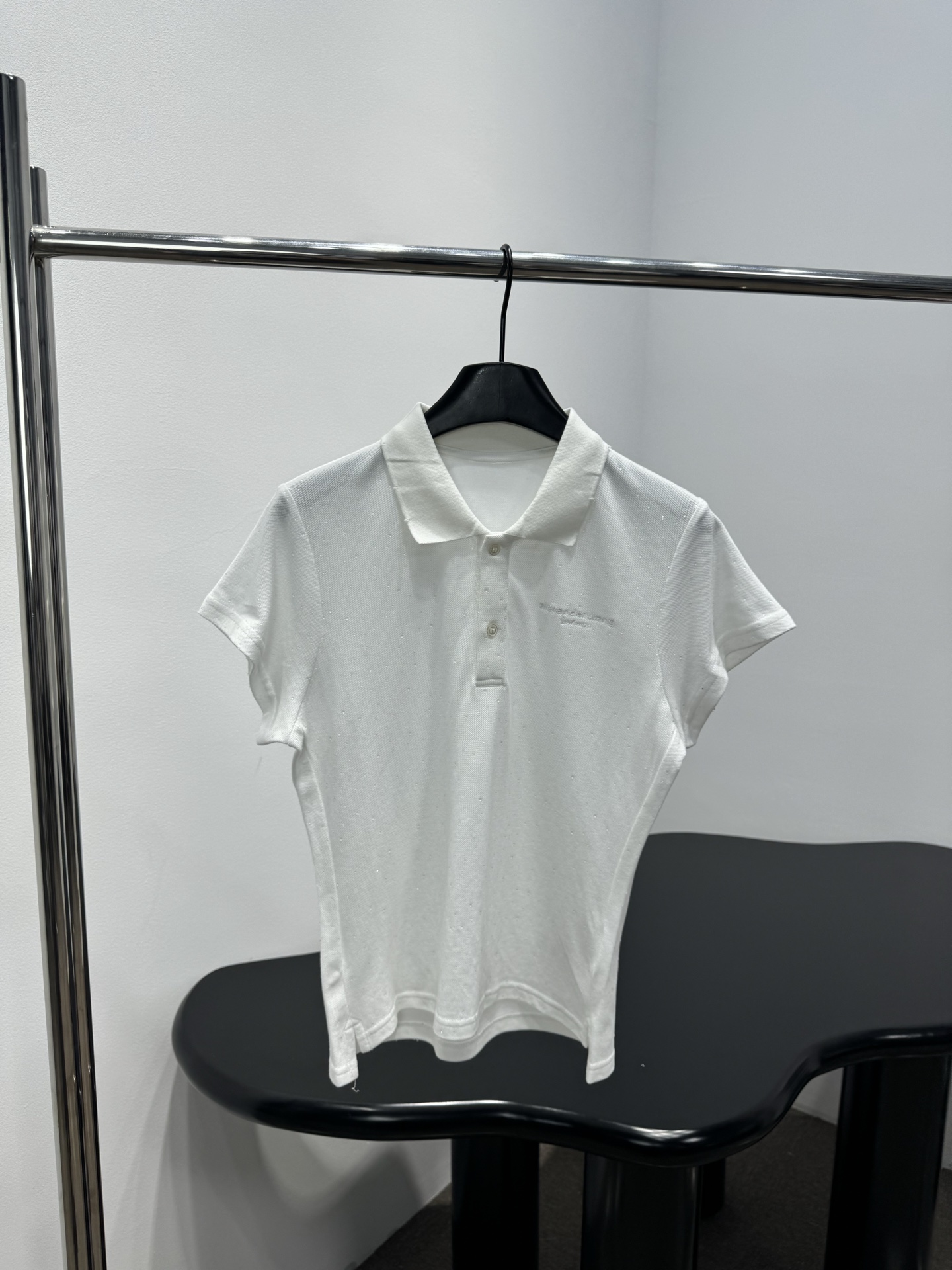 NO:843076,*New arrival rhinestone polo shirt, cotton jersey fabric, embellished with crystal rhinestones all over, brand logo embroidery on the chest, ribbed cuffs, slits at the hem, slim fit and stretchy fit. Recommended to buy, pink white SML,,19860909* 新品烫钻polo衫 棉质平纹针织面料 通体点缀水晶烫钻 胸口饰品牌标识刺绣 罗纹袖口 下摆开衩 修身弹力版型 推荐入手 粉色 白色 SML,,,Women's clothing
