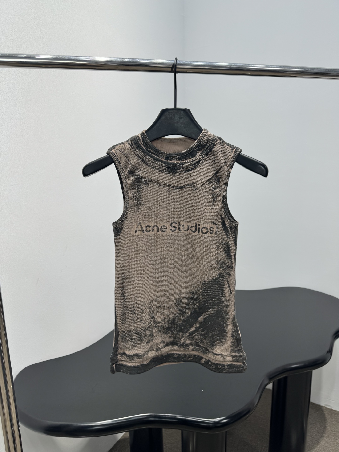 NO:843060,*New fake two-piece cotton washed gradient vest. Cotton ribbed knitted fabric. Logo printing on the chest. 3D printing on seams and folds. Fake two-piece design. The fabric has been specially distressed to present a natural gradient and brushed texture. Wasteland style. Recommended to buy. Gray Brown SML,,19860909*新品假两件棉质水洗渐变背心 棉质罗纹针织面料 胸前饰有徽标印花 接缝和褶皱处点缀3d印花 假两件设计 面料经过特殊做旧处理 呈现自然渐变与磨毛质感 废土风 推荐入手 灰色 棕色 SML,,,Women's clothing
