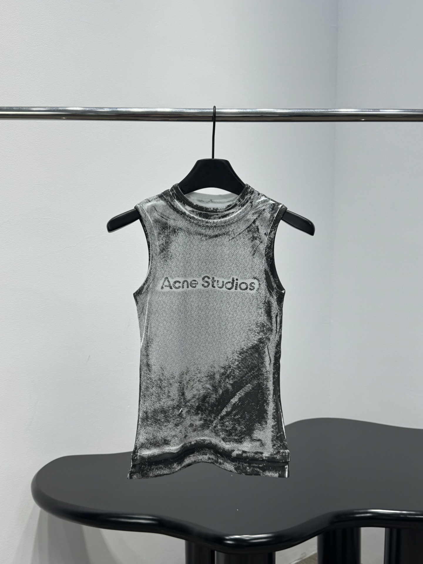 NO:843052,*New fake two-piece cotton washed gradient vest. Cotton ribbed knitted fabric. Logo printing on the chest. 3D printing on seams and folds. Fake two-piece design. The fabric has been specially distressed to present a natural gradient and brushed texture. Wasteland style. Recommended to buy. Gray Brown SML,,19860909*新品假两件棉质水洗渐变背心 棉质罗纹针织面料 胸前饰有徽标印花 接缝和褶皱处点缀3d印花 假两件设计 面料经过特殊做旧处理 呈现自然渐变与磨毛质感 废土风 推荐入手 灰色 棕色 SML,,,Women's clothing