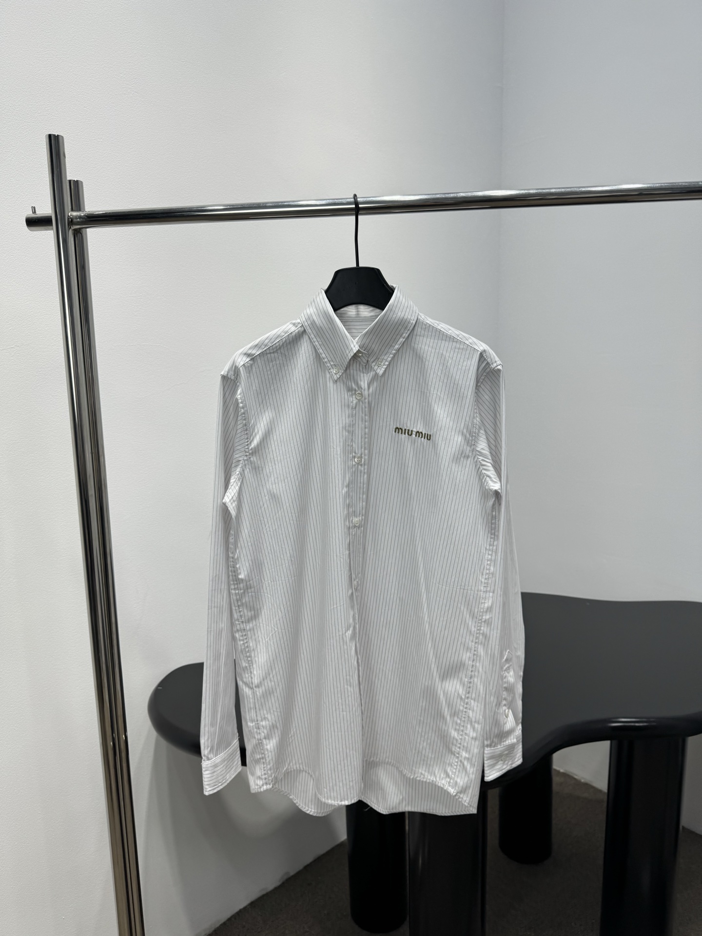 NO:856978,~ New cotton poplin long-sleeved shirt pleated skirt suit Made of cotton poplin fabric White and brown thin vertical stripes design Brand logo embroidery on the chest Lapel neckline Button closure Loose fit Drop shoulder design Recommended to buy White L,,skirts,shirts,19860909～新品棉质府绸长袖衬衫百褶裙套装 采用棉质府绸面料制作 白棕细竖条纹设计 胸口饰品牌标识刺绣 翻领领口 纽扣开合 宽松版型 落肩设计 推荐入手 白色  L,,skirts,shirts,,Women's clothing