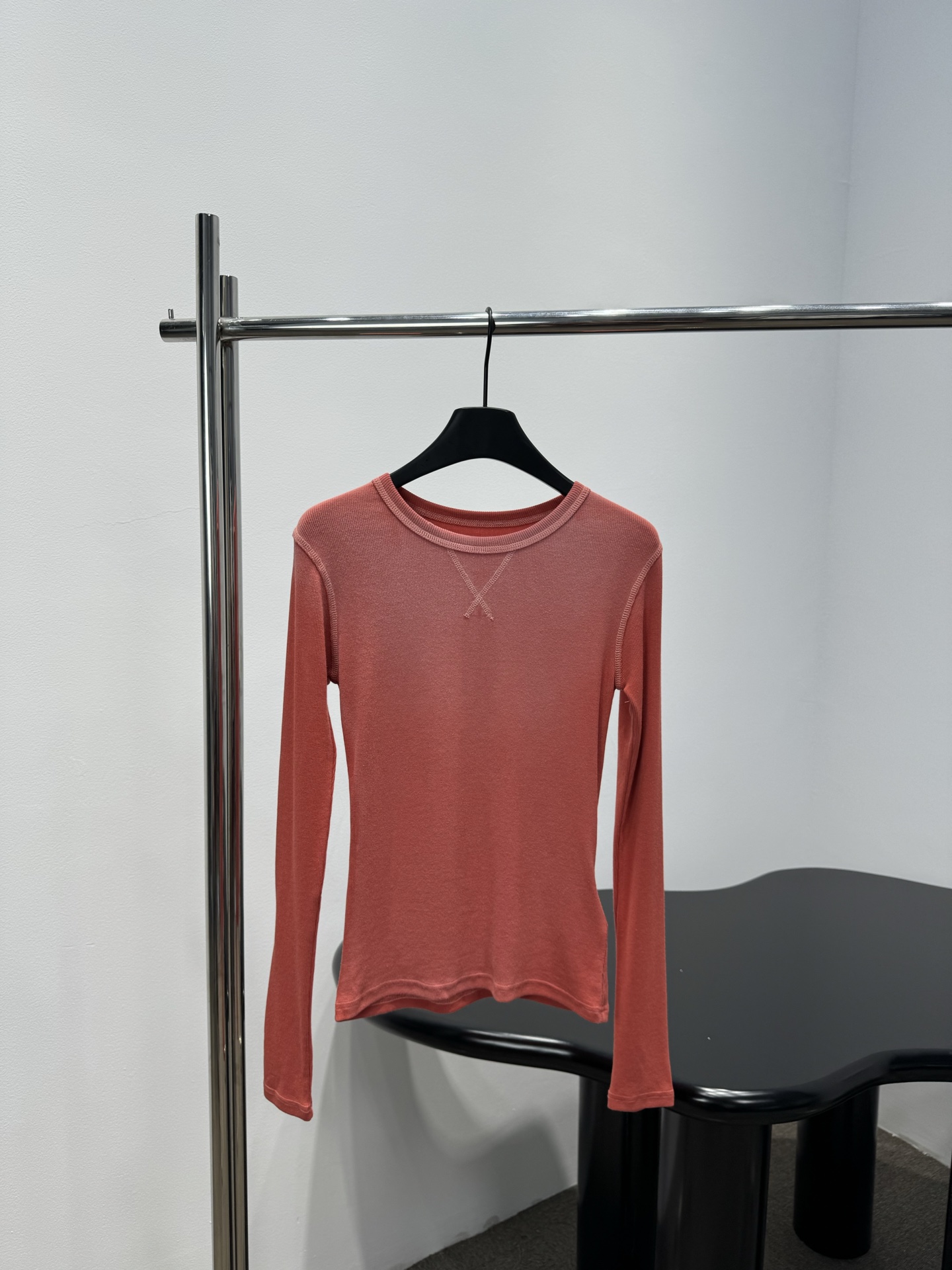 NO:856988,*26 New product 1996 washed logo long-sleeved T-shirt. Spray-textured cotton rib knit fabric. Brand logo on the back. Spray-painted fade effect. Round neck. Slim fit. Recommended to buy. Mint green, watermelon red, tees, t-shirt,19860909*26新品1996水洗徽标长袖T恤 喷涂质感棉质罗纹针织面料 背面饰有品牌标识 喷涂退色效果 圆领领口 修身版型 推荐入手 薄荷绿 西瓜红,,tees，t-shirt,,Women's clothing