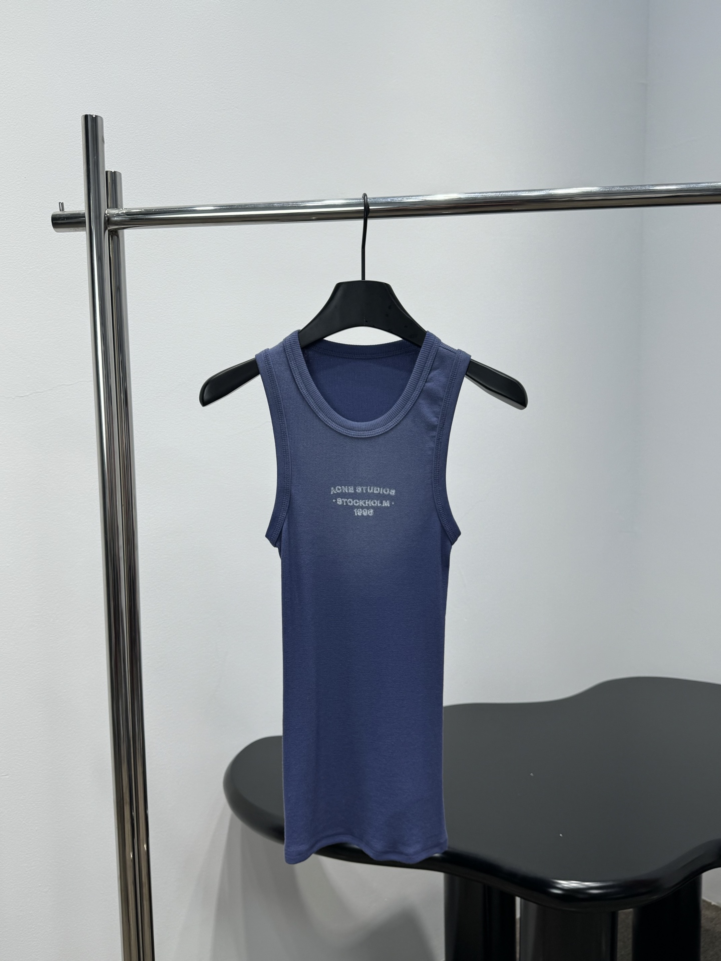 NO:856980,*26 New product 1996 washed logo basic vest Spray-textured cotton rib knit fabric Brand logo on the front Round neckline Slim fit Retro sweet and cool style Recommended to buy Blue,,19860909*26新品1996水洗徽标基础款背心 喷涂质感棉质罗纹针织面料 正面饰有品牌标识 圆领领口 修身版型 复古甜酷风 推荐入手 蓝色,,,Women's clothing