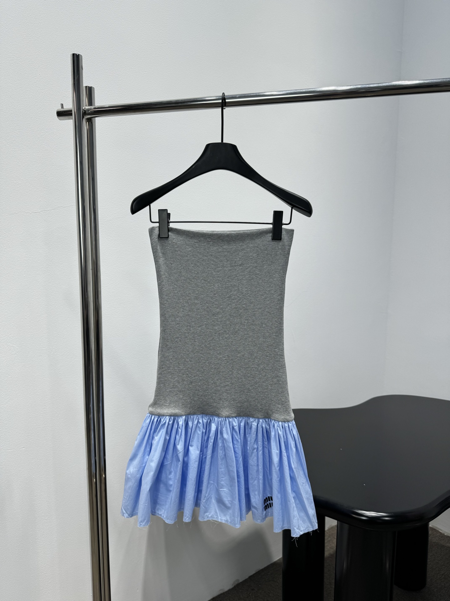 NO:856960,~ New tube top dress, wool spliced ​​shirt fabric, soft elastic tube top, fringed pleated tutu skirt, brand logo embroidery, playful style skirt, recommended to buy, gray blue, gray pink L,,skirts,shirts,19860909～新品抹胸连衣裙 羊毛拼接衬衫面料 柔软弹力抹胸上身 流苏百褶蓬蓬裙下摆 饰品牌标识刺绣 俏皮风小裙子 推荐入手 灰蓝色 灰粉色  L,,skirts,shirts,,Women's clothing