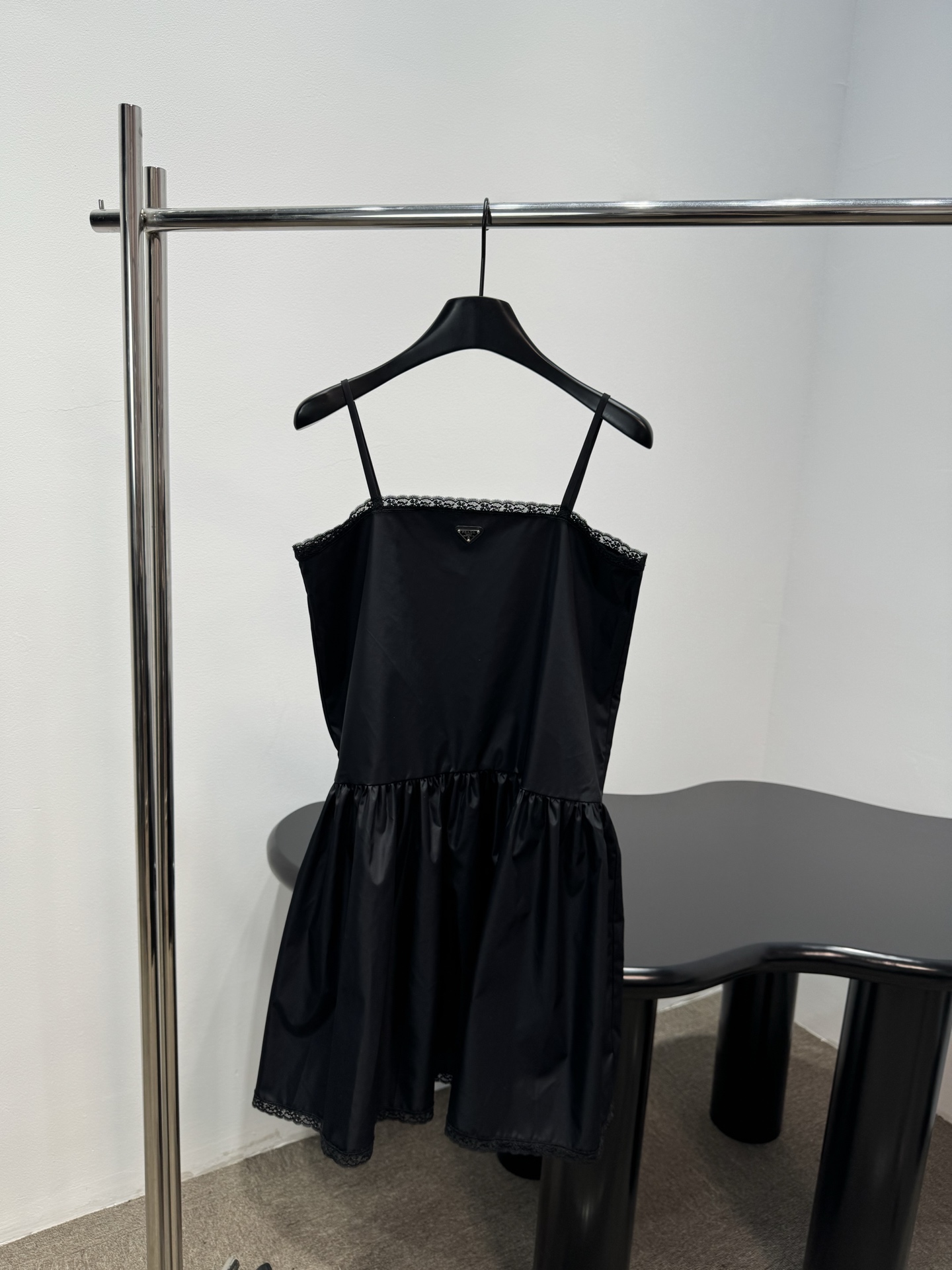 NO:893004,*26 New product Re-Nylon spliced ​​lace sleeveless dress Made of recycled nylon technical fabrics Exquisite lace splicing on the chest and skirt Decorated with the brand’s metal triangle logo on the chest Loose and flared silhouette Summer item Recommended to buy Black,,skirts,19860909*26新品Re-Nylon拼接蕾丝无袖连衣裙 采用再生尼龙科技面料 胸前及裙摆采用精致蕾丝花边拼接 胸前饰有品牌金属三角徽标 宽松喇叭廓形 夏日单品 推荐入手 黑色,,skirts,,Women's clothing