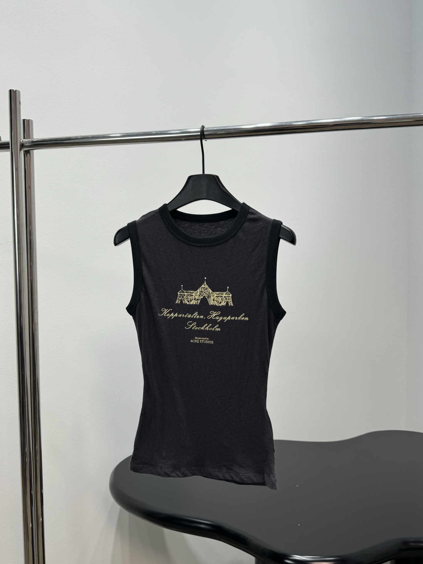 NO:893010,*26 New basic pattern printed vest. Made of cotton jersey fabric. Decorated with seasonal logo printing on the chest. With contrasting ribbed trim. Slim fit. Fitted silhouette. Essential and versatile basic style. Recommended to buy. Black s m l,,19860909*26新品基础图案印花背心 采用棉质平纹针织面料 胸前饰有当季徽标印花 搭配撞色罗纹饰边 修身版型 廓形合身 必备百搭基础款 推荐入手 黑色 s m l,,,Women's clothing
