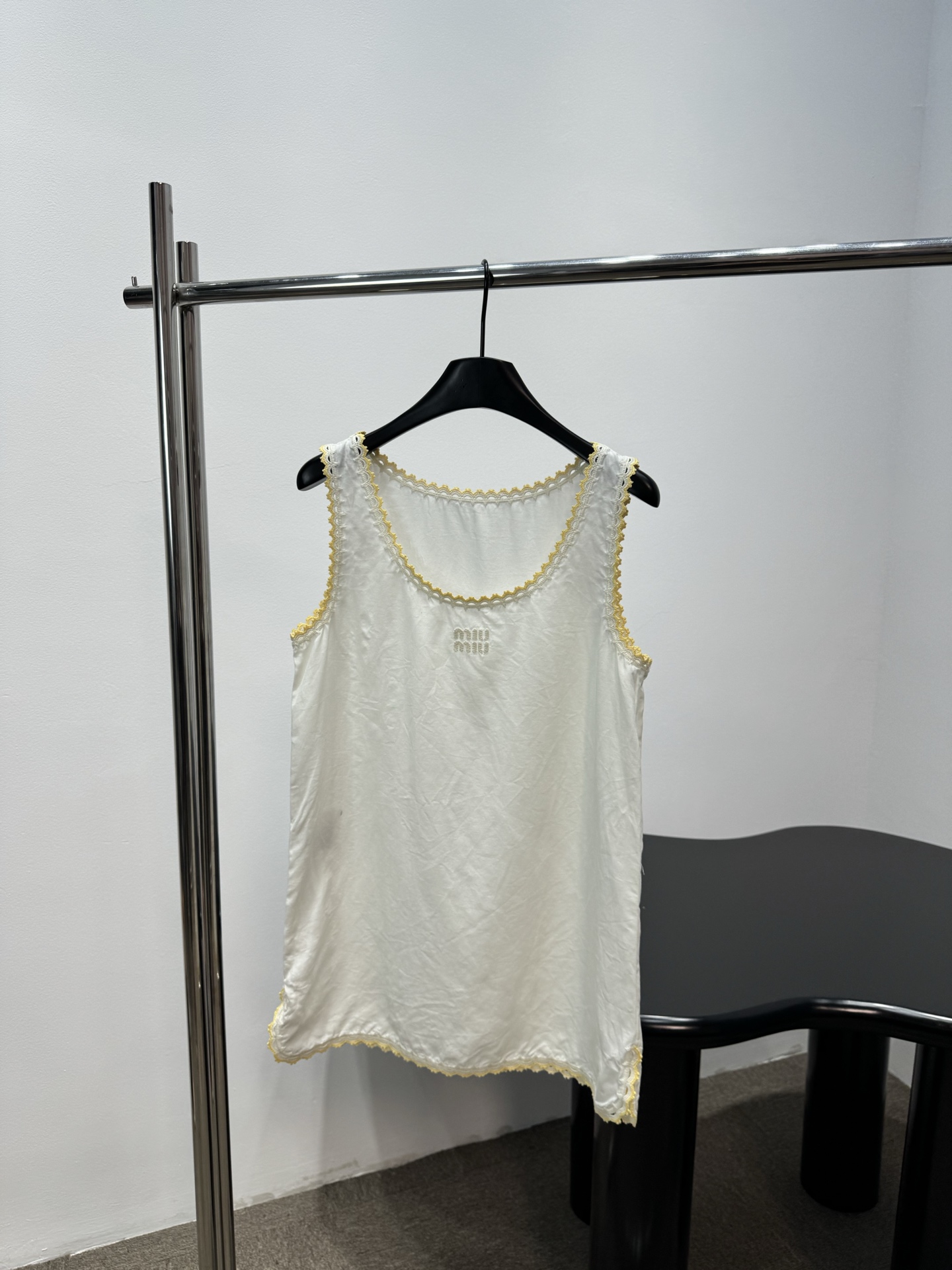 NO:892994,~26 new loose sleeveless dress with cotton and linen lace. Made of soft cotton and linen fabric. The neckline and hem are embellished with yellow delicate lace. The body is embellished with embroidery logos of the same color. The hem is slit. It is simple and versatile and has a girly look. It is recommended to buy white L,,skirts,19860909～26新品棉麻蕾丝边宽松无袖连衣裙 柔软棉麻面料制作 领口和下摆点缀黄色细腻蕾丝花边 衣身点缀同色系刺绣标识 下摆开叉设计 简洁百搭 少女感拉满 推荐入手 白色  L,,skirts,,Women's clothing