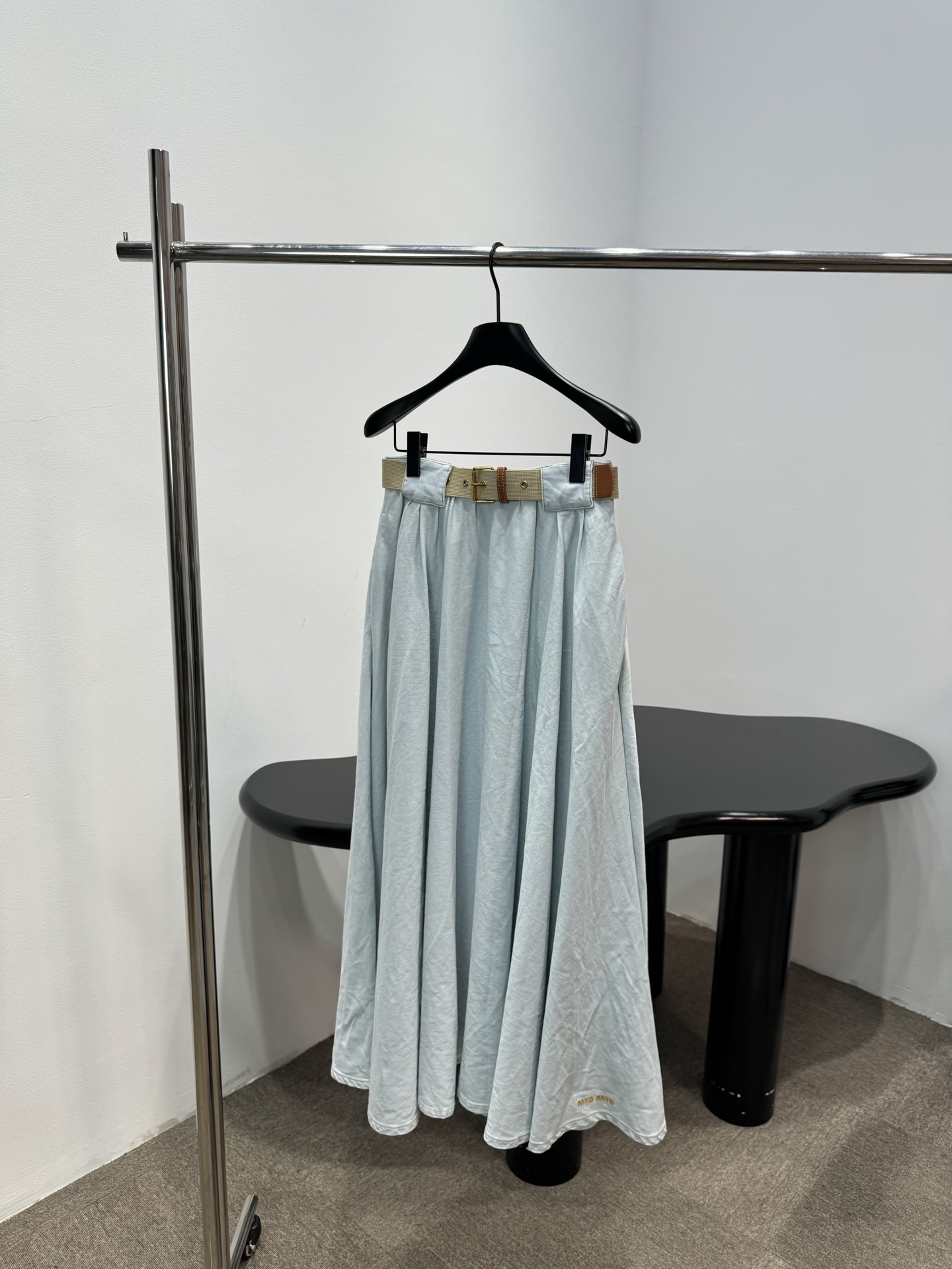 NO:892998,~ 26 new arrival haze blue cotton long skirt. Made of cotton jersey fabric. The waist is equipped with a decorative practical belt. The hem is decorated with brand logo embroidery. A-line long skirt version. The skirt is naturally spread out. Simple and versatile. It has a girly look. It is recommended to buy haze blue L,,skirts,19860909～26新品雾霾蓝棉质长裙 采用棉质平纹针织面料制作 腰部配有装饰性实用腰带 下摆饰有品牌标识刺绣 A字长裙版型 裙摆自然散开 简洁百搭 少女感拉满 推荐入手 雾霾蓝  L,,skirts,,Women's clothing