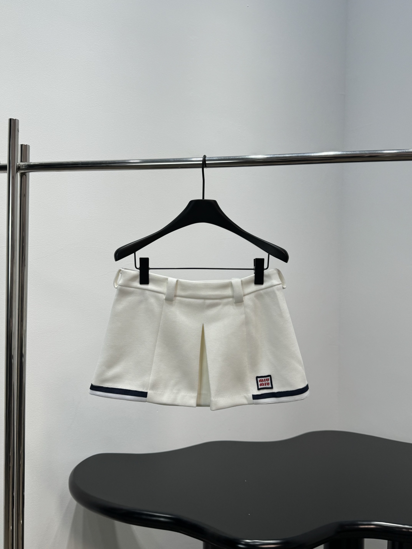 NO:892992,~New arrival white sports style mini skirt Made of cotton jersey fabric Decorated with brand logo embroidery Contrast stripes and inverted pleats on the side Classic lapel design Side zipper closure Lined Recommended to buy White,,skirts,19860909～新品白色运动风迷你半身裙 采用棉质平纹针织面料制成 饰有品牌标识刺绣 侧面撞色条纹与倒褶裥设计 经典翻领设计 侧拉链开合 带衬里 推荐入手 白色,,skirts,,Women's clothing