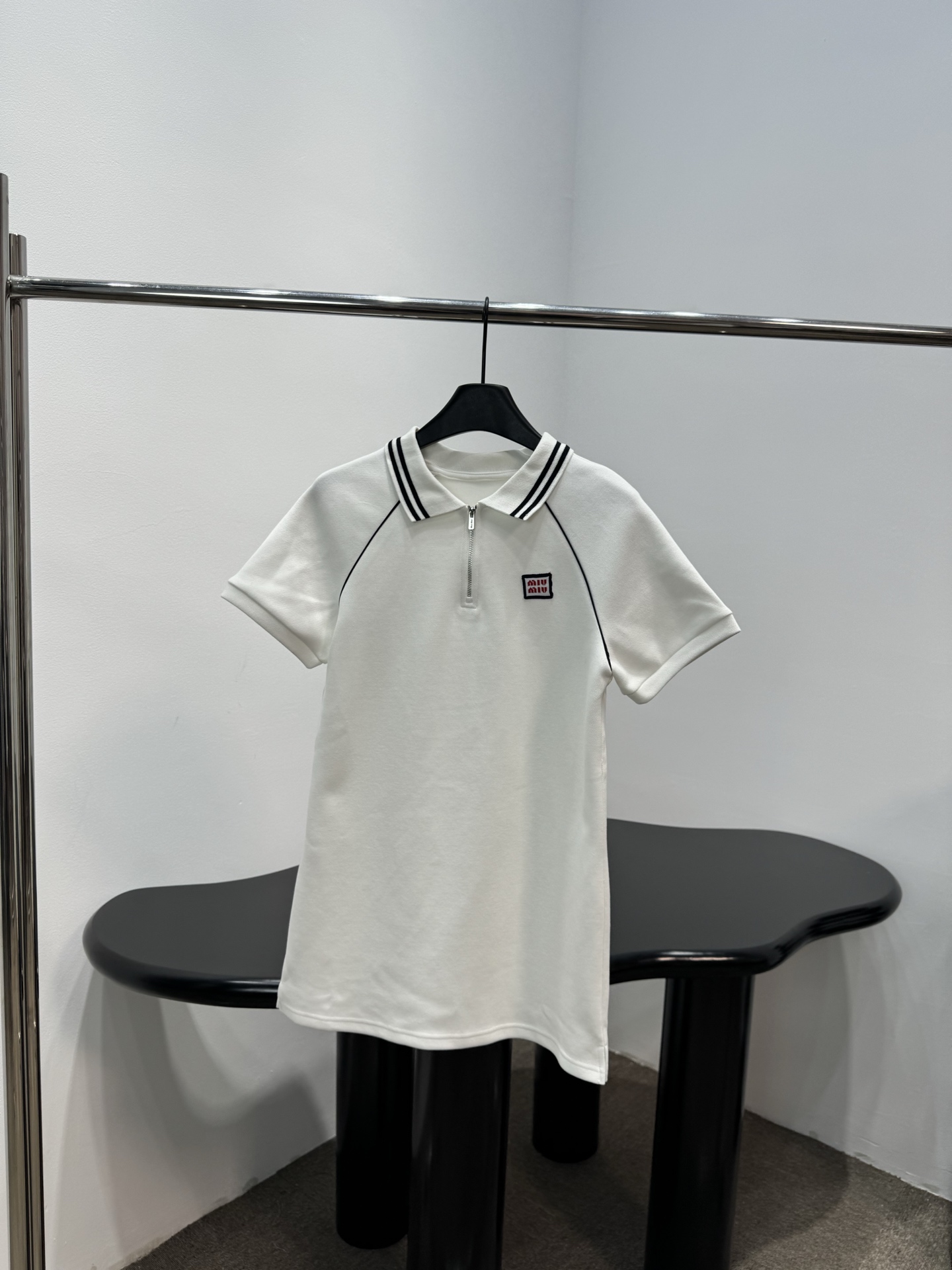 NO:892990,～New white sports style Polo dress made of cotton jersey fabric, decorated with brand logo embroidery, classic lapel design, black and white stripes on the neckline, black line splicing from the shoulders to the cuffs, visually elongating the shoulder line, half zipper design on the front, slit hem design, adding a casual feel. Recommended to buy, white,,skirts,19860909～新品白色运动风Polo连衣裙 采用棉质平纹针织面料制成 饰有品牌标识刺绣 经典翻领设计 领口饰有黑白条纹 肩部至袖口有黑色线条拼接 视觉上拉长肩线 前襟采用半拉链设计 下摆开叉设计 增加休闲感 推荐入手 白色,,skirts,,Women's clothing