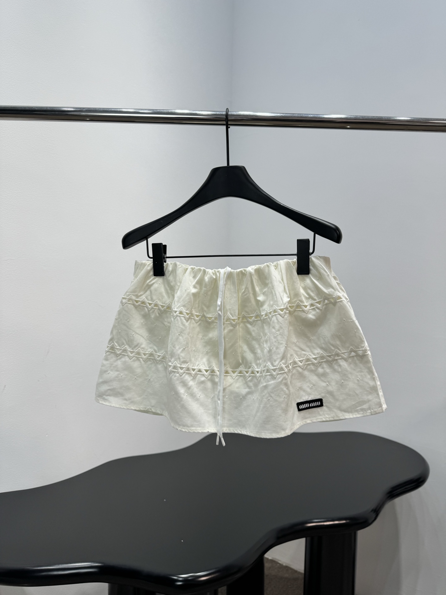 NO:892984,~New spliced ​​hollow mini skirt. Made of cotton and linen blended fabric. Decorated with brand logo. The skirt is made of multi-layered horizontal splicing. Triangular safety leggings inside. Elastic drawstring waistband design. With natural texture. Recommended to buy. Cream white L,,skirts,19860909～新品拼接镂空迷你半身裙 棉麻混纺面料 饰有品牌标识徽标 裙身采用多层横向拼接 内带三角安全打底裤 松紧抽绳腰头设计 带有自然肌理感 推荐入手 奶油白  L,,skirts,,Women's clothing