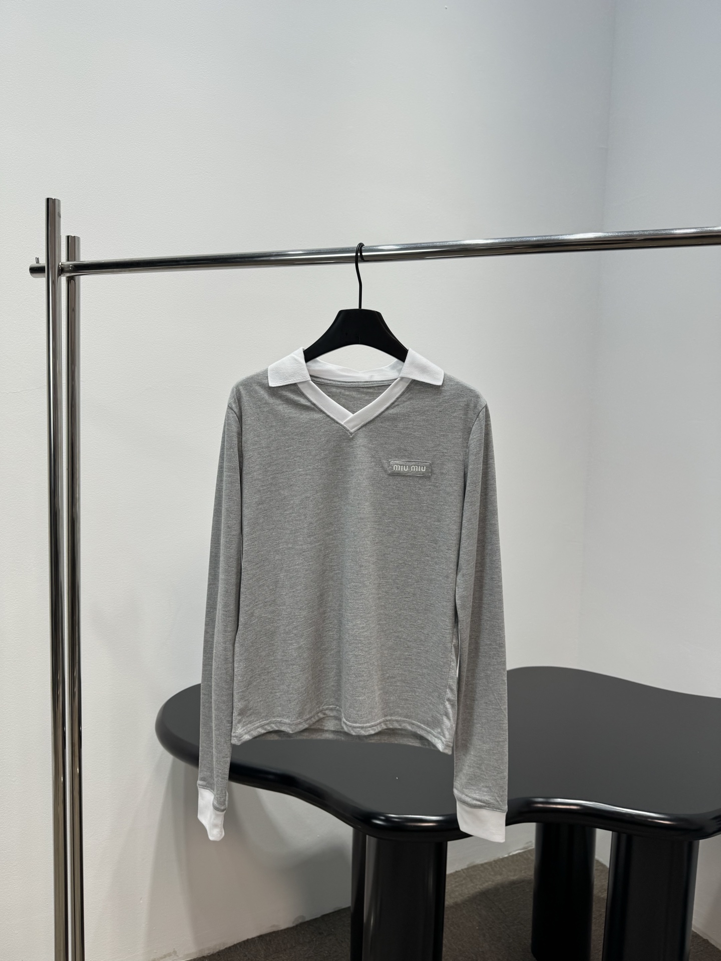 NO:892972,~New gray and white contrast V-neck long-sleeved top. Made of lightweight cotton fabric. Decorated with brand logo. Gray body with white lapel collar and cuffs. The neckline adopts a V-shaped design. It feels soft and skin-friendly. It is close-fitting and comfortable. It is recommended to buy gray L AA,,19860909～新品灰白撞色V领长袖上衣 采用棉质轻薄面料 饰有品牌标识徽标 灰色衣身搭配白色翻领领口和袖口 领口采用V字设计 触感软糯亲肤 贴身舒适 推荐入手 灰色  L AA,,,Women's clothing