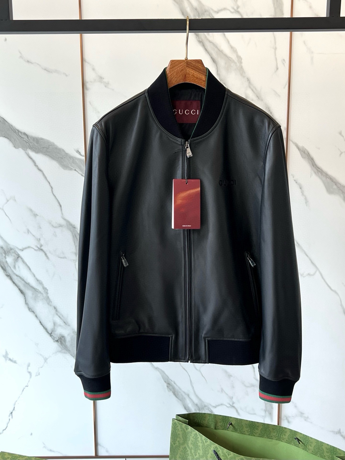 NO:771770,Exclusive genuine leather jacket Quanwang's top ceiling-level board, GG autumn and winter style sheepskin jacket. Authentic products, orders from trading companies, channel advantage prices are available. Hong Kong trading company channel goods, early autumn matching, best-selling series in the buyer's store. The autumn and winter men's series introduces a modern silhouette. This large bomber jacket is made of black GG sheepskin leather and is lined with quilted silk satin. It is an ideal layering item in the cold season. Made in Italy Material sheepskin  Lining cupro, exclusive model, Quanwang ceiling grade, exclusive model, Quanwang ceiling grade, exclusive custom-made counter-quality complete package (packaging box + handbag + brand exclusive logo Sydney paper), outer packaging with authentic label!  Genuine leather also has the problem of higher cost. There are a large number of imitation sheep leather products on the market. These products may be made of PU leather or PVC leather, and the price is relatively low!  Genuine leather is real and durable. High-end customers who pay attention to quality look for exclusive quality!!! [Low-key luxury, chest logo embellished with black GG embroidery] The embroidery thread is embroidered according to the designed pattern and stitching method. During the embroidery process, the lines should be kept smooth and even; excess impurities and threads should be removed, and the embroidered fabric should be made smoother and smoother. More authentic craftsmanship details - black GG embroidery | Quilted silk satin lining | Stand collar  Long sleeves｜Two zipper pockets｜Ribbed piping Zippered double-sided leather placket All details are customized one-to-one according to the original product!  If you can, do it as soon as possible. It’s a pity that such a beautiful leather jacket has not arrived!  ,,jackets & coats,jackets & coats,sheepskin,Top Customize119860909独家款真皮外套 权网顶级天花级板,GG 秋冬款羊皮革夹克. 真品 贸易公司订单 渠道优势价格可得 . 香港贸易公司渠道货,早秋搭配款,买手店里的爆卖系列. 秋冬男装系列推出现代感十足的廓形.这款宽大飞行员夹克采用黑色GG羊皮革匠制而成,搭配绗缝丝缎衬里,堪称寒冷季节的理想叠穿单品. 产地意大利 材质羊皮革 里料铜氨丝 独家款 权网天花级 独家款 权网天花级 独家订制专柜品质全套包装（包装盒+ 手提袋+ 品牌专属标识雪梨纸）  外包装 带正品标签 !!!! 【 高档羊皮真革材料】 高档羊皮真革 羊皮经鞣制制成的革, 羊皮革轻薄柔软、透气性好、超强保暖性！真皮同时也存在成本较高的问题,市场上存在大量仿羊皮革产品,这些产品可能由PU革或PVC革制成,价格相对较低！真皮真实耐穿 注重品质的高端客户认准独家品质!!!【低调奢华 胸标点缀黑色GG刺绣】 对版将绣线按照设计好的图案和针法进行刺绣.在刺绣过程中,要保持线条流畅、均匀；除多余的杂质和线头,并使绣花面料更加平整和光洁 更多正品工艺细节—— 黑色GG刺绣 ｜绗缝丝缎衬里｜立领 长袖｜两个拉链袋｜罗纹滚边 拉链双边皮革门襟 所有细节全部按照正品一比一订制！ 能下手的尽快下吧 这么好看的皮革夹克 没订到货可惜了！,,jackets & coats,jackets & coats,sheepskin,Top Customize1,Men's clothing