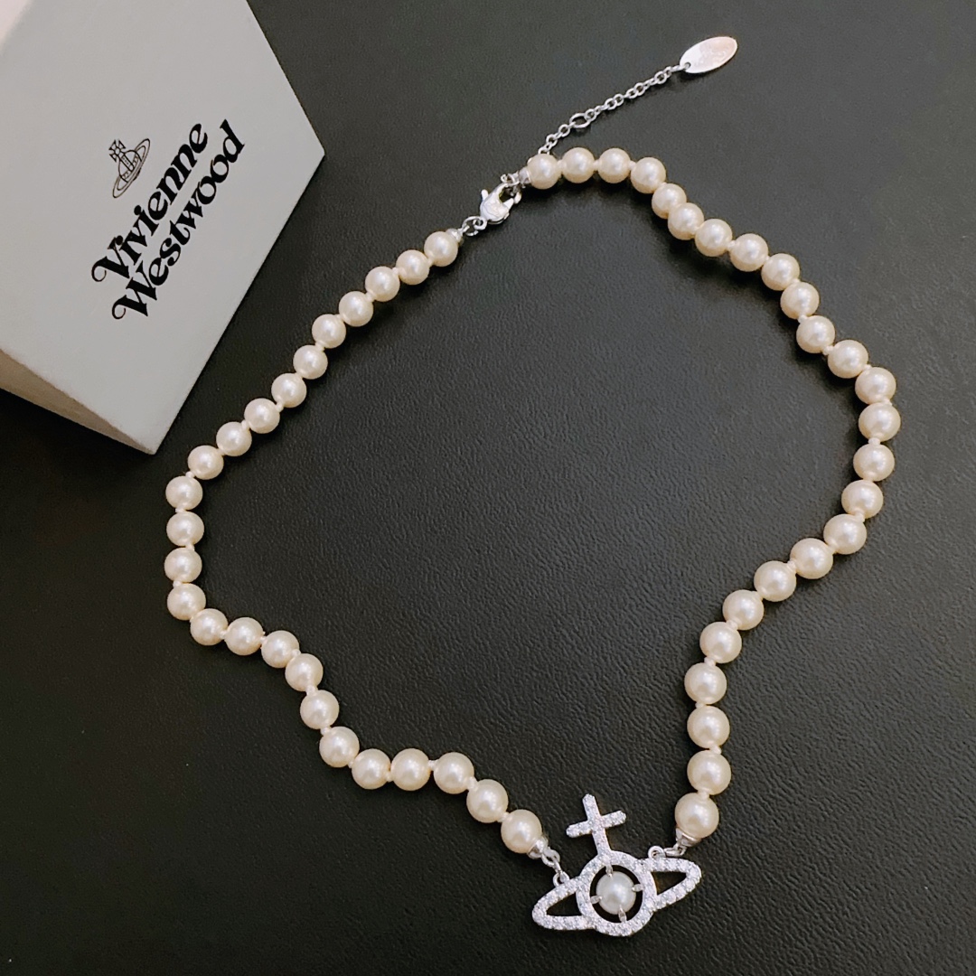 💰120 vivienne westwood西太后土星项链!英国时装设计师,时装的朋克之母!时尚潮流风格,品质强大,超美的设计!简约大气刺绣Logo‼精致💎这个款不用担心不好看,因为经典的元素洋气的新设计!赠礼的完美之选,充分展现个性风范。品质非常整个首饰给人大牌气场的同时又非常精致,让整个人的层次提升好几个level💟绝对值得入手‼️🌟