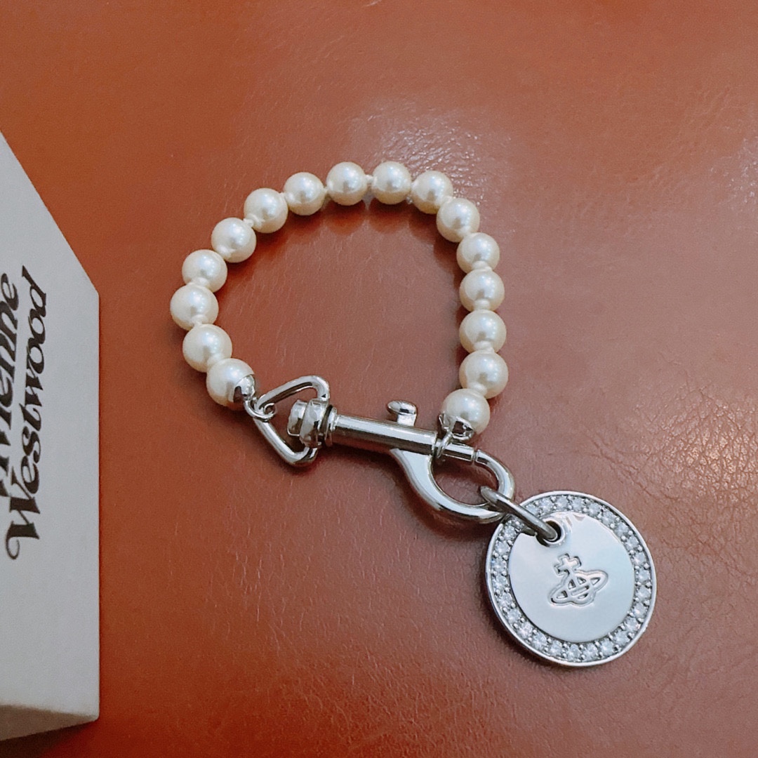 💰120 vivienne westwood西太后手链薇薇安土星手链!英国时装设计师,时装的朋克之母!时尚潮流风格,品质强大,超美的设计!简约大气刺绣Logo‼精致💎这个款不用担心不好看,因为经典的元素洋气的新设计!赠礼的完美之选,充分展现个性风范。品质非常整个首饰给人大牌气场的同时又非常精致,让整个人的层次提升好几个level💟绝对值得入手‼️🌟