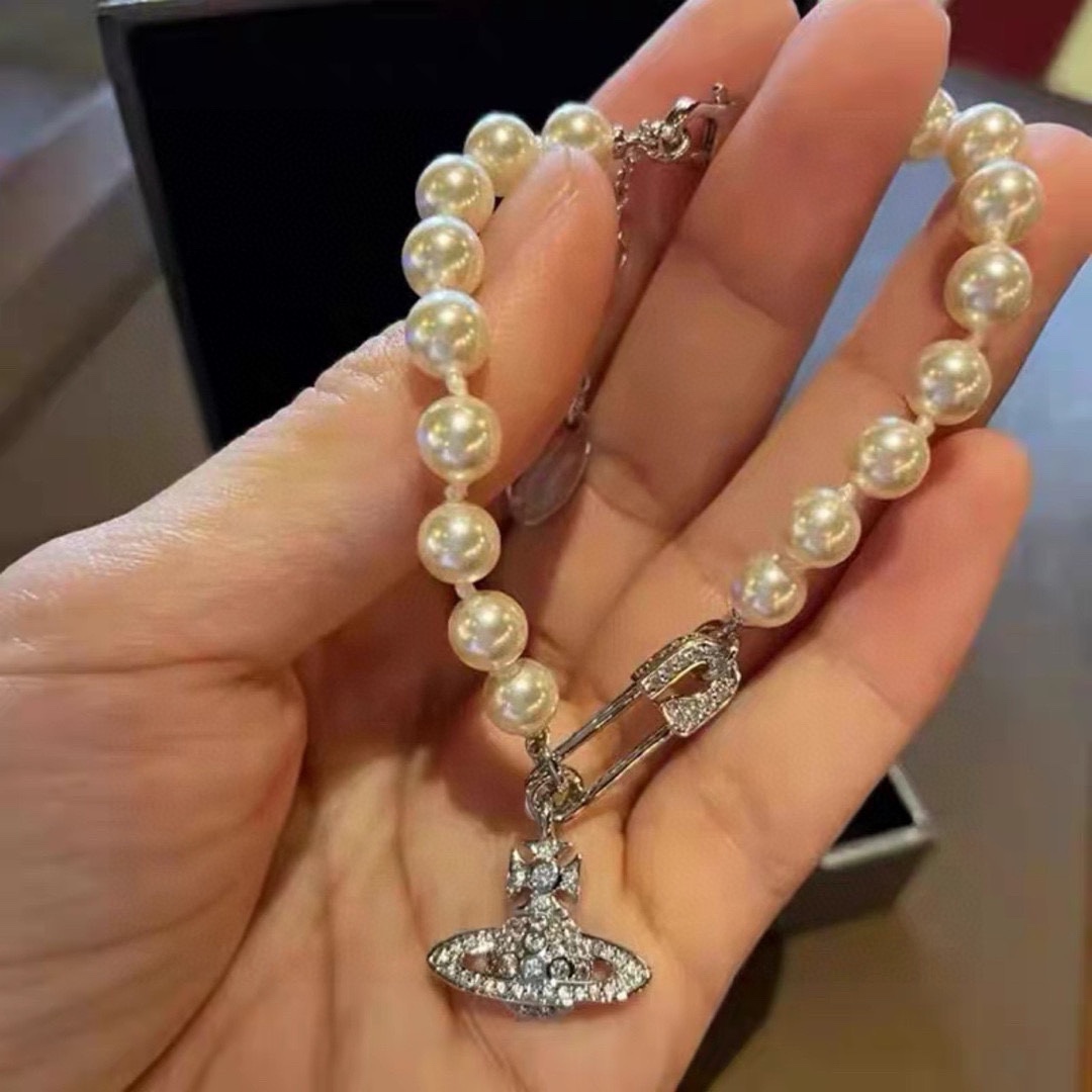 💰110 vivienne westwood西太后土星别针手链!英国时装设计师,时装的朋克之母!时尚潮流风格,品质强大,超美的设计!简约大气刺绣Logo‼精致💎这个款不用担心不好看,因为经典的元素洋气的新设计!赠礼的完美之选,充分展现个性风范。品质非常整个首饰给人大牌气场的同时又非常精致,让整个人的层次提升好几个level💟绝对值得入手‼️🌟