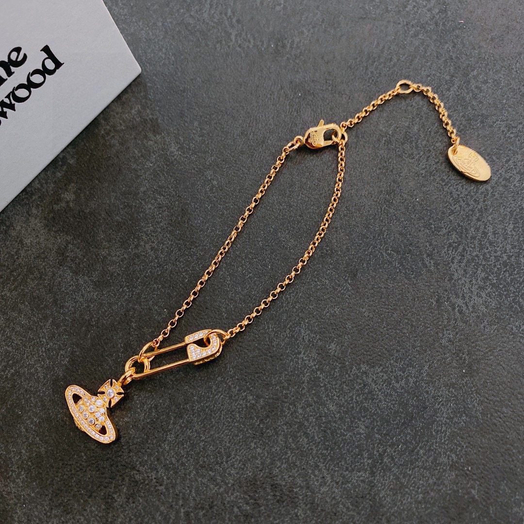 💰110 vivienne westwood西太后薇薇安土星别针手链!英国时装设计师,时装的朋克之母!时尚潮流风格,品质强大,超美的设计!简约大气刺绣Logo‼精致💎这个款不用担心不好看,因为经典的元素洋气的新设计!赠礼的完美之选,充分展现个性风范。品质非常整个首饰给人大牌气场的同时又非常精致,让整个人的层次提升好几个level💟绝对值得入手‼️🌟