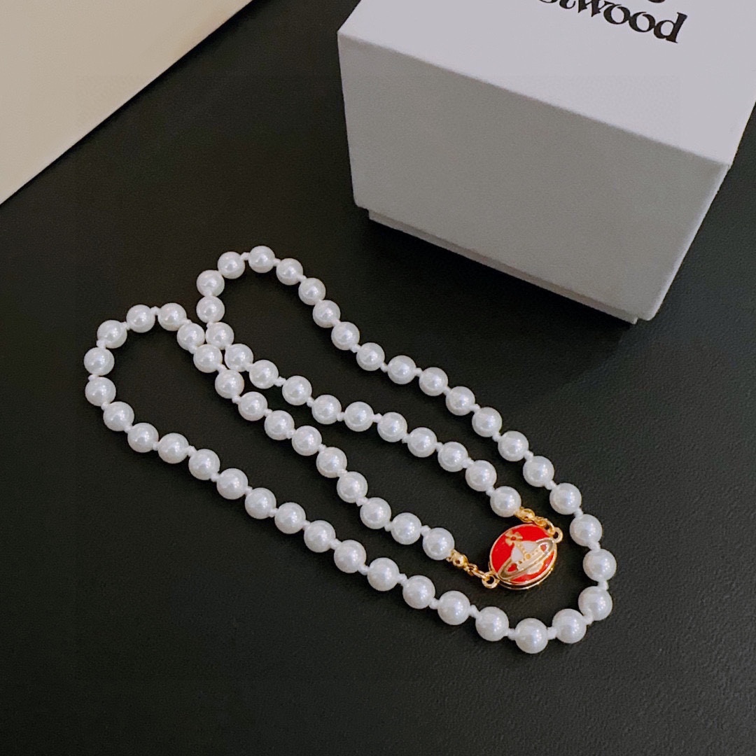 💰110 𝐕𝐢𝐯𝐢𝐞𝐧𝐧𝐞 𝐖𝐞𝐬𝐭𝐰𝐨𝐨𝐝🪐✨ 经典大土星法郎珍珠项链 项链vivienne westwood西太后土星项链!英国时装设计师,时装的朋克之母!时尚潮流风格,品质强大,超美的设计!简约大气刺绣Logo‼精致💎这个款不用担心不好看,因为经典的元素洋气的新设计!赠礼的完美之选,充分展现个性风范。品质非常整个首饰给人大牌气场的同时又非常精致,让整个人的层次提升好几个level💟绝对值得入手‼️🌟