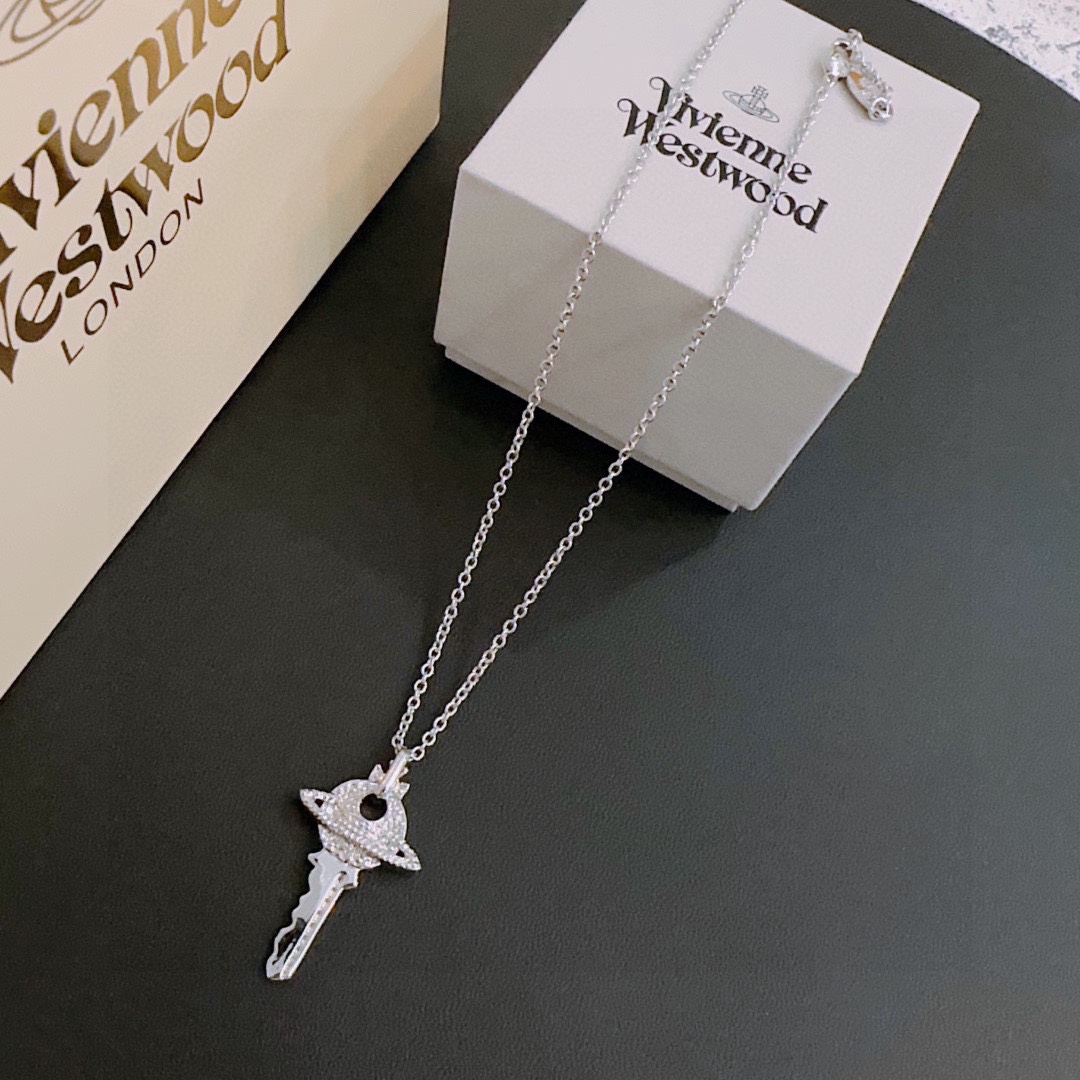 💰110 𝐕𝐢𝐯𝐢𝐞𝐧𝐧𝐞 𝐖𝐞𝐬𝐭𝐰𝐨𝐨𝐝🪐✨ 经典钥匙土星项链 项链vivienne westwood西太后土星项链!英国时装设计师,时装的朋克之母!时尚潮流风格,品质强大,超美的设计!简约大气刺绣Logo‼精致💎这个款不用担心不好看,因为经典的元素洋气的新设计!赠礼的完美之选,充分展现个性风范。品质非常整个首饰给人大牌气场的同时又非常精致,让整个人的层次提升好几个level💟绝对值得入手‼️🌟