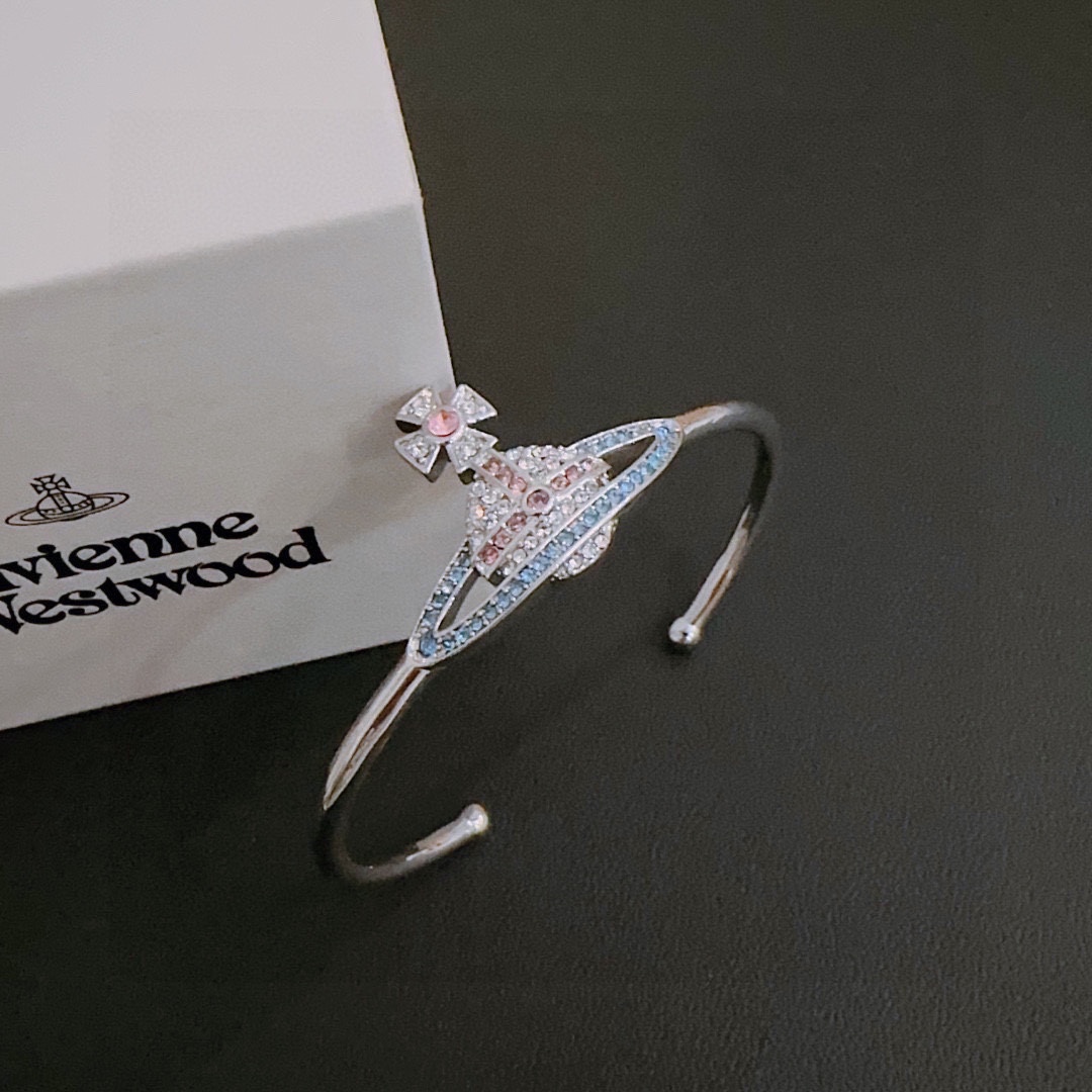 💰110 𝐕𝐢𝐯𝐢𝐞𝐧𝐧𝐞 𝐖𝐞𝐬𝐭𝐰𝐨𝐨𝐝🪐✨ 经典大土星手镯 手镯vivienne westwood西太后土星手镯!英国时装设计师,时装的朋克之母!时尚潮流风格,品质强大,超美的设计!简约大气刺绣Logo‼精致💎这个款不用担心不好看,因为经典的元素洋气的新设计!赠礼的完美之选,充分展现个性风范。品质非常整个首饰给人大牌气场的同时又非常精致,让整个人的层次提升好几个level💟绝对值得入手‼️🌟